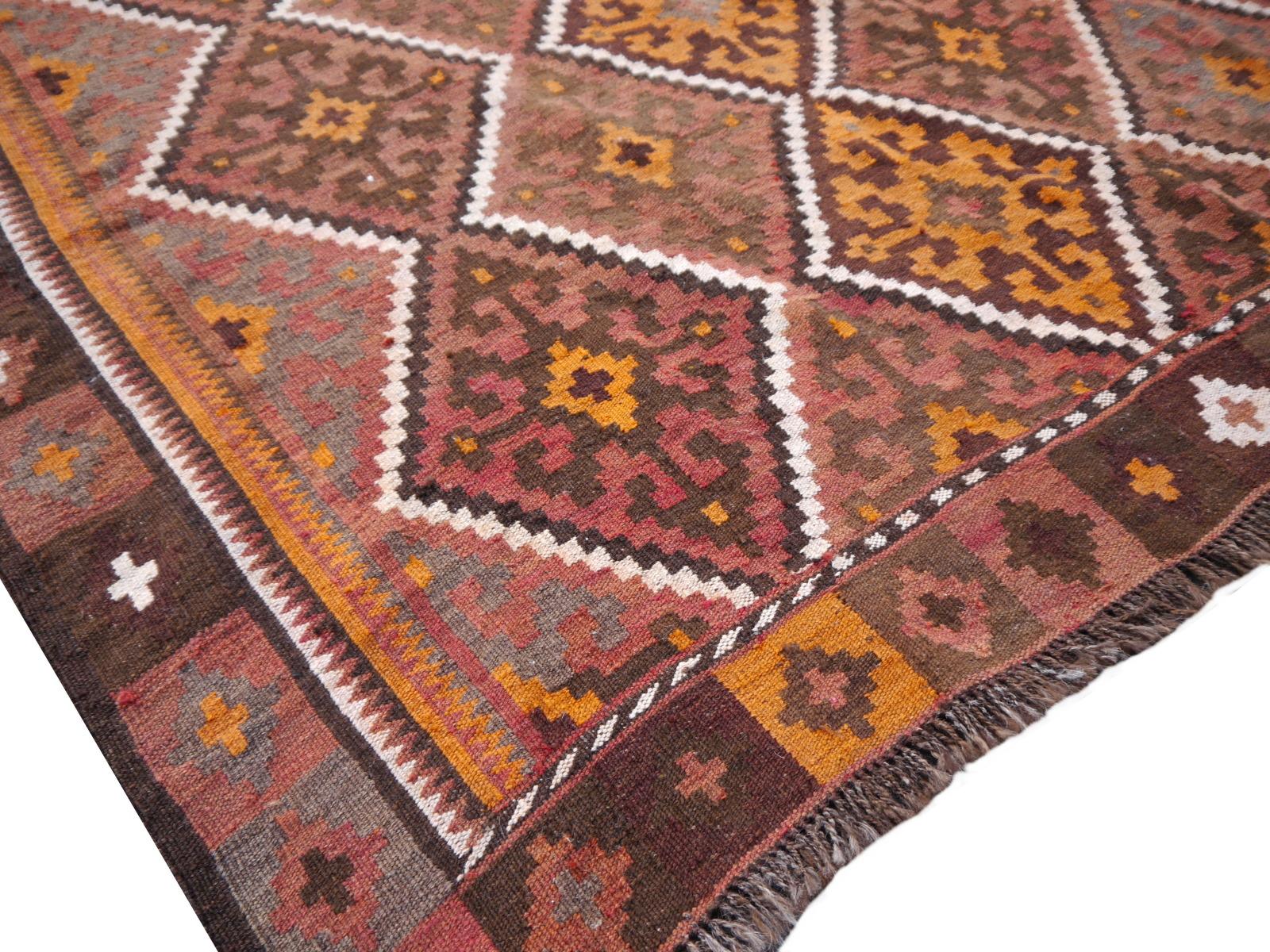 Great color and quality vintage kilim rug from Afghanistan.
Fine hand-woven Turkman Kilim rug or Turkmen rug

Beautiful vintage tribal Kilim carpet in great condition. This rug was made by the Kizil ayak tribe. Other well known tribes are Tekke,