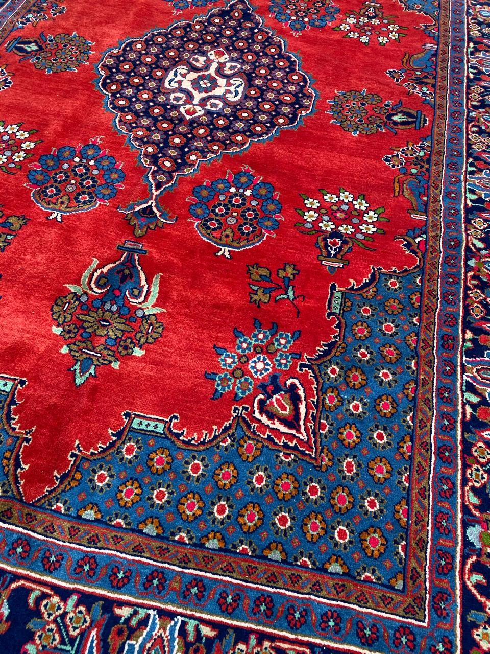 Très beau tapis coloré du milieu du siècle avec un médaillon floral central et un champ rouge avec du bleu, du vert, du jaune et de l'orange, entièrement noué à la main avec du velours de laine sur une base de coton.

✨✨✨
