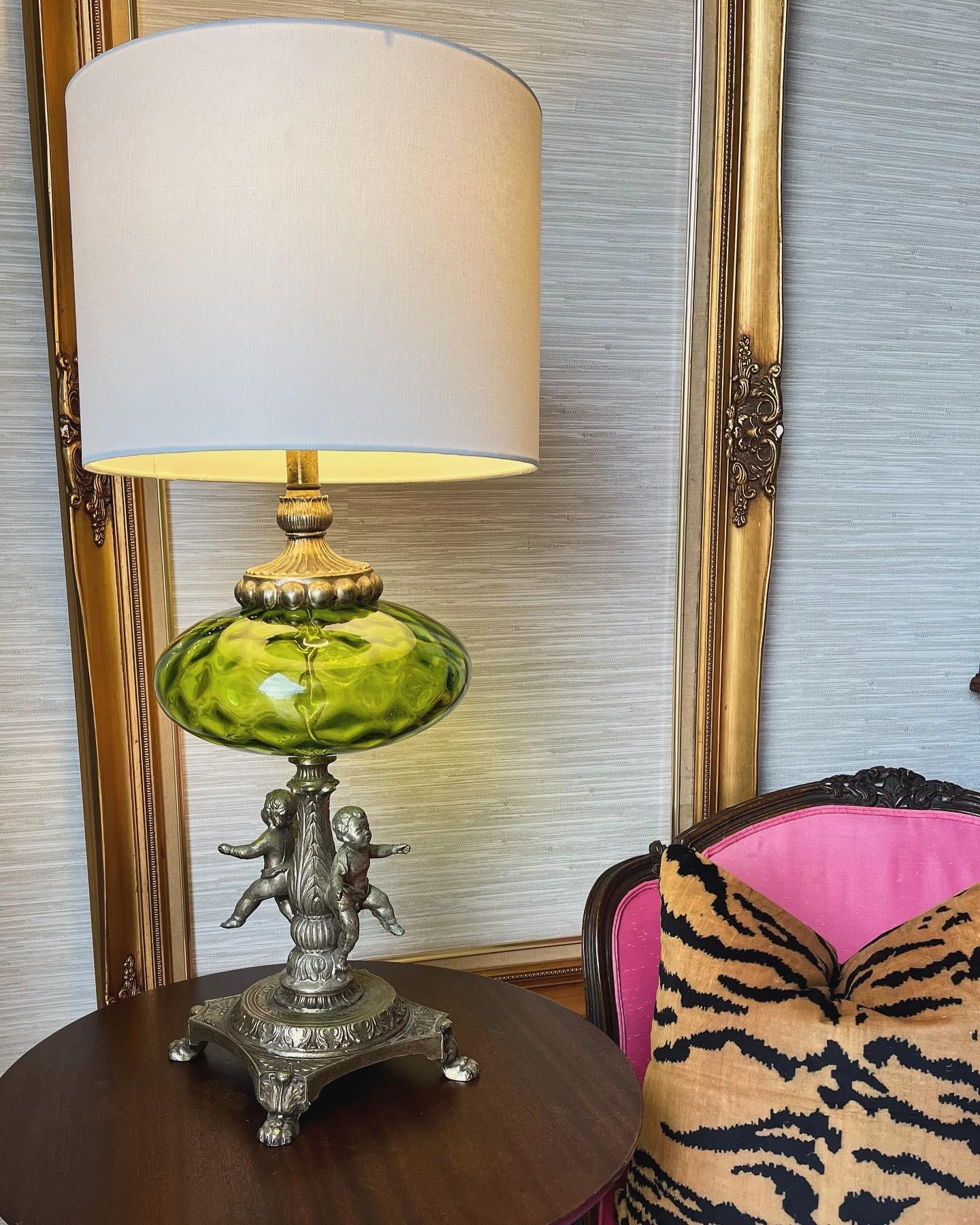 Ajoutez une touche de sophistication italienne à votre décor avec cette magnifique lampe présentant un globe en verre vert Empoli. Son verre soufflé à la main émet une lueur sereine, parfaite pour créer une atmosphère accueillante. La base de la