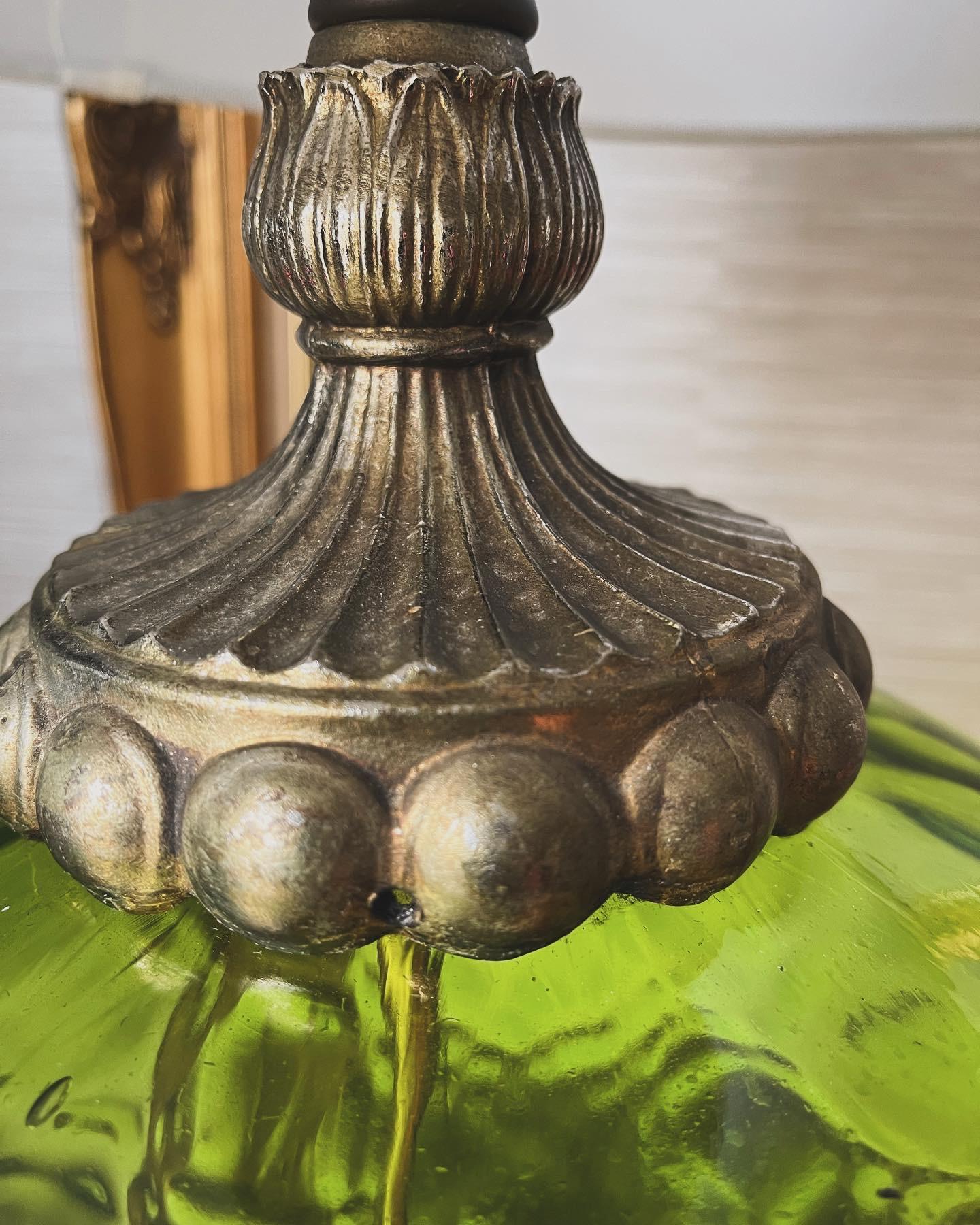 Américain Magnifique lampe de bureau italienne vintage Empoli en verre vert avec chérubin en vente