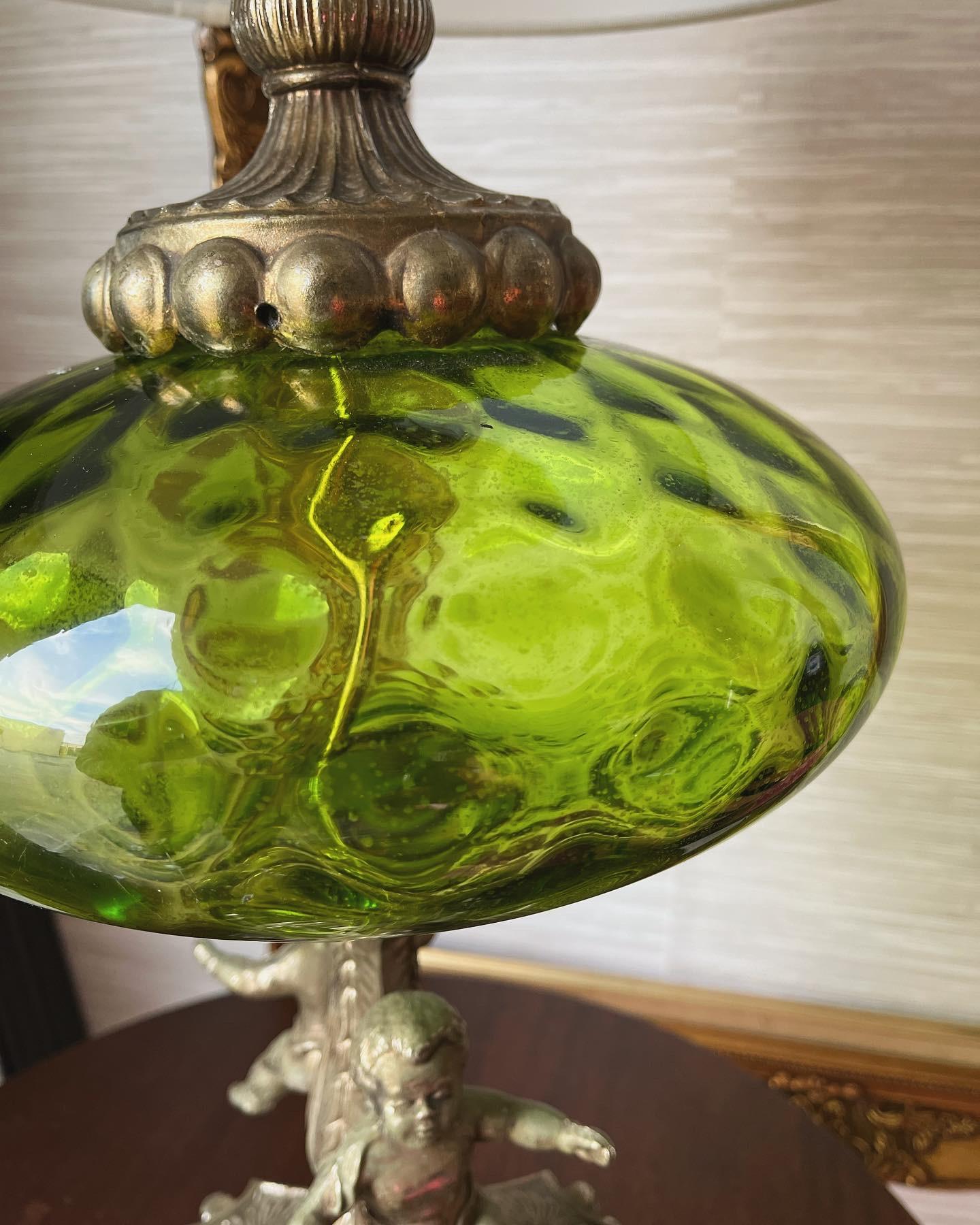 Magnifique lampe de bureau italienne vintage Empoli en verre vert avec chérubin Bon état - En vente à Portsmouth, VA