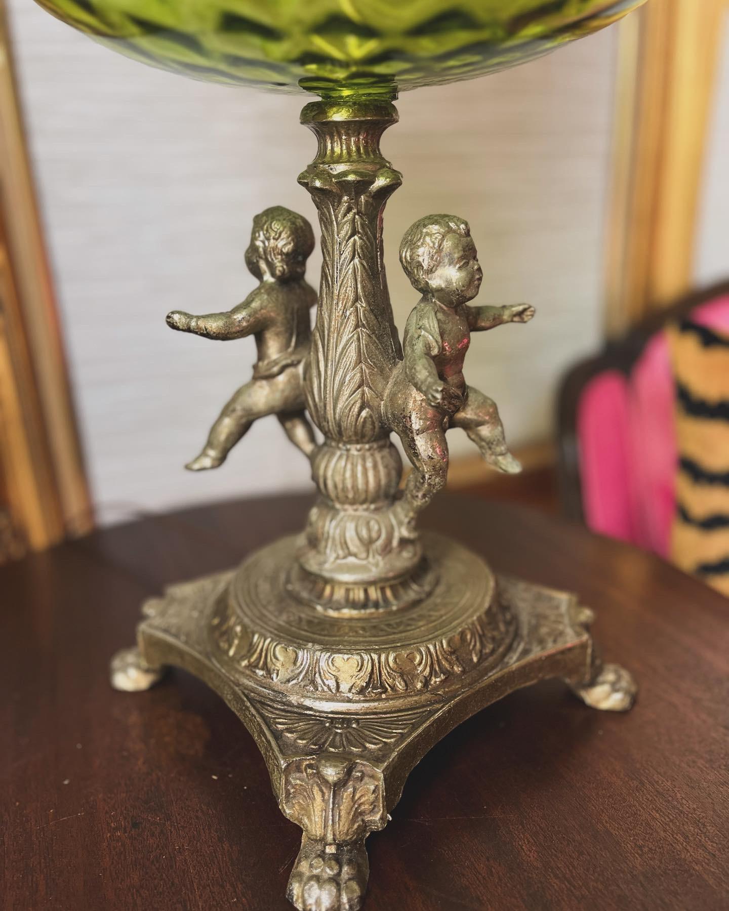 20ième siècle Magnifique lampe de bureau italienne vintage Empoli en verre vert avec chérubin en vente