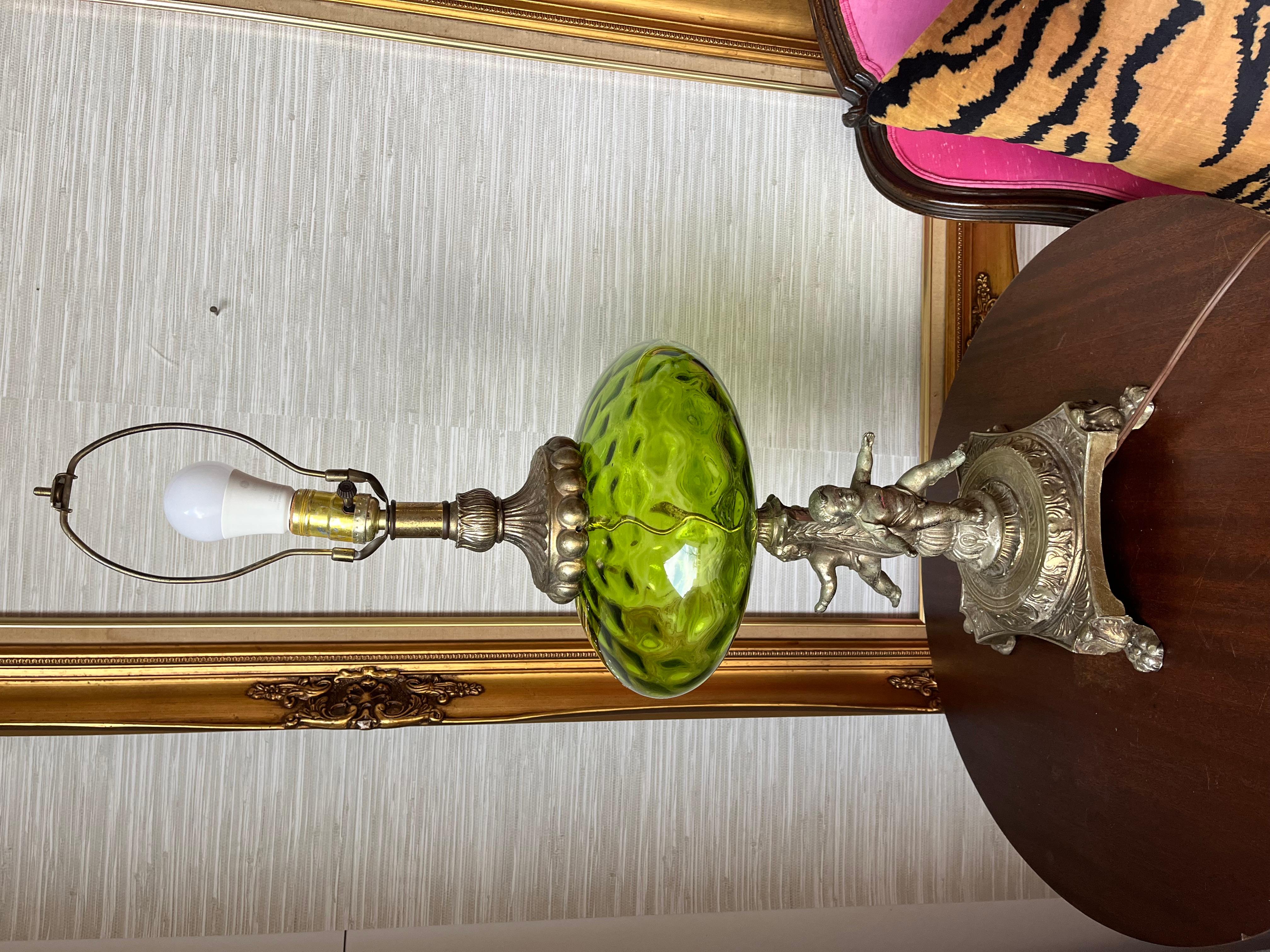 Magnifique lampe de bureau italienne vintage Empoli en verre vert avec chérubin en vente 2