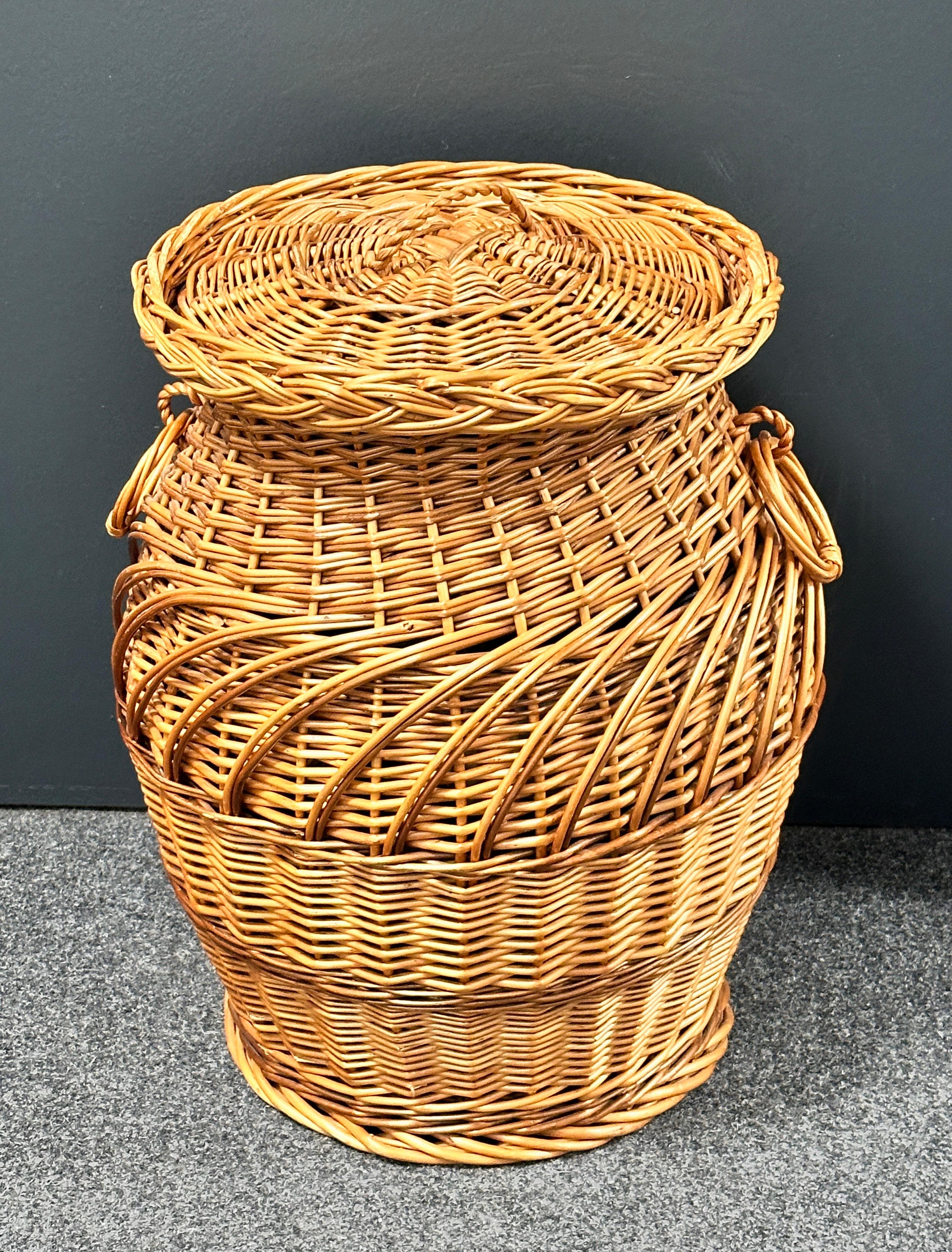 Beautiful Vintage Mid-century Wicker Laundry Basket Hamper, 1970s, German For Sale 5