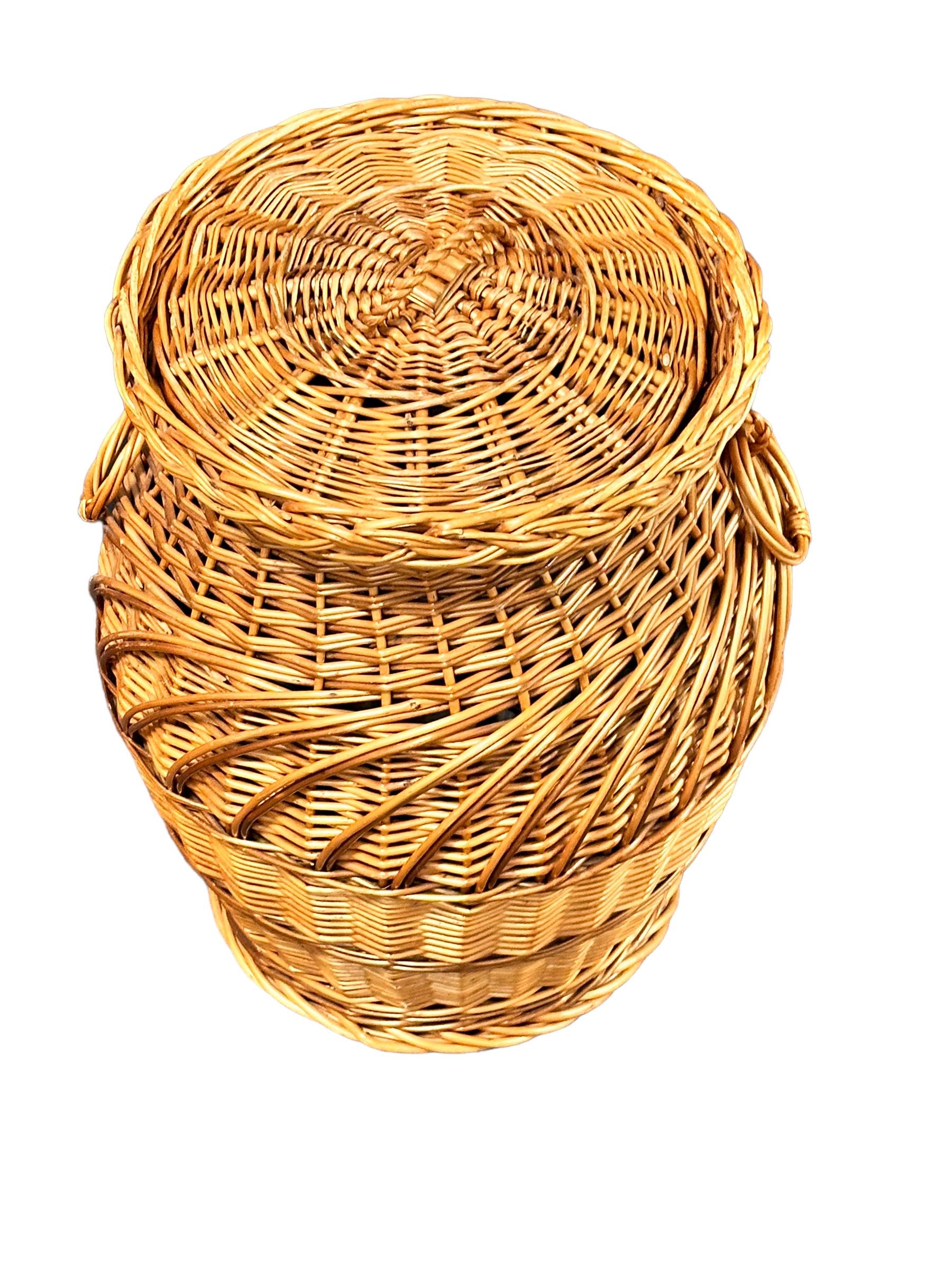 Offered is an absolutely stunning 1960s vintage wicker laundry basket hamper with lid and wicker handles. Overall very good vintage condition with light ware consistent with age and use. Found at an Estate Sale in Nuremberg, Germany. A nice addition