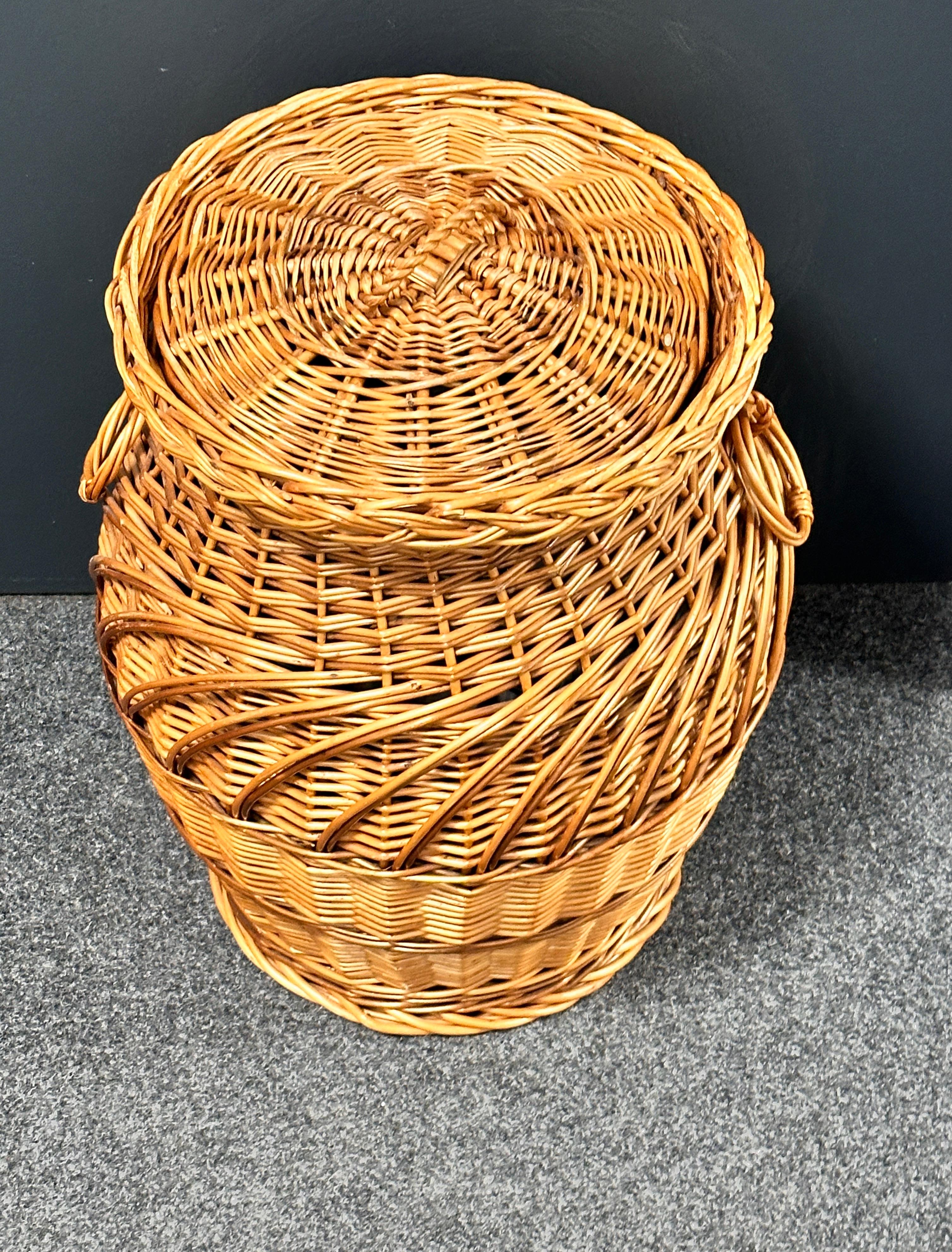 Beautiful Vintage Mid-century Wicker Laundry Basket Hamper, 1970s, German For Sale 3