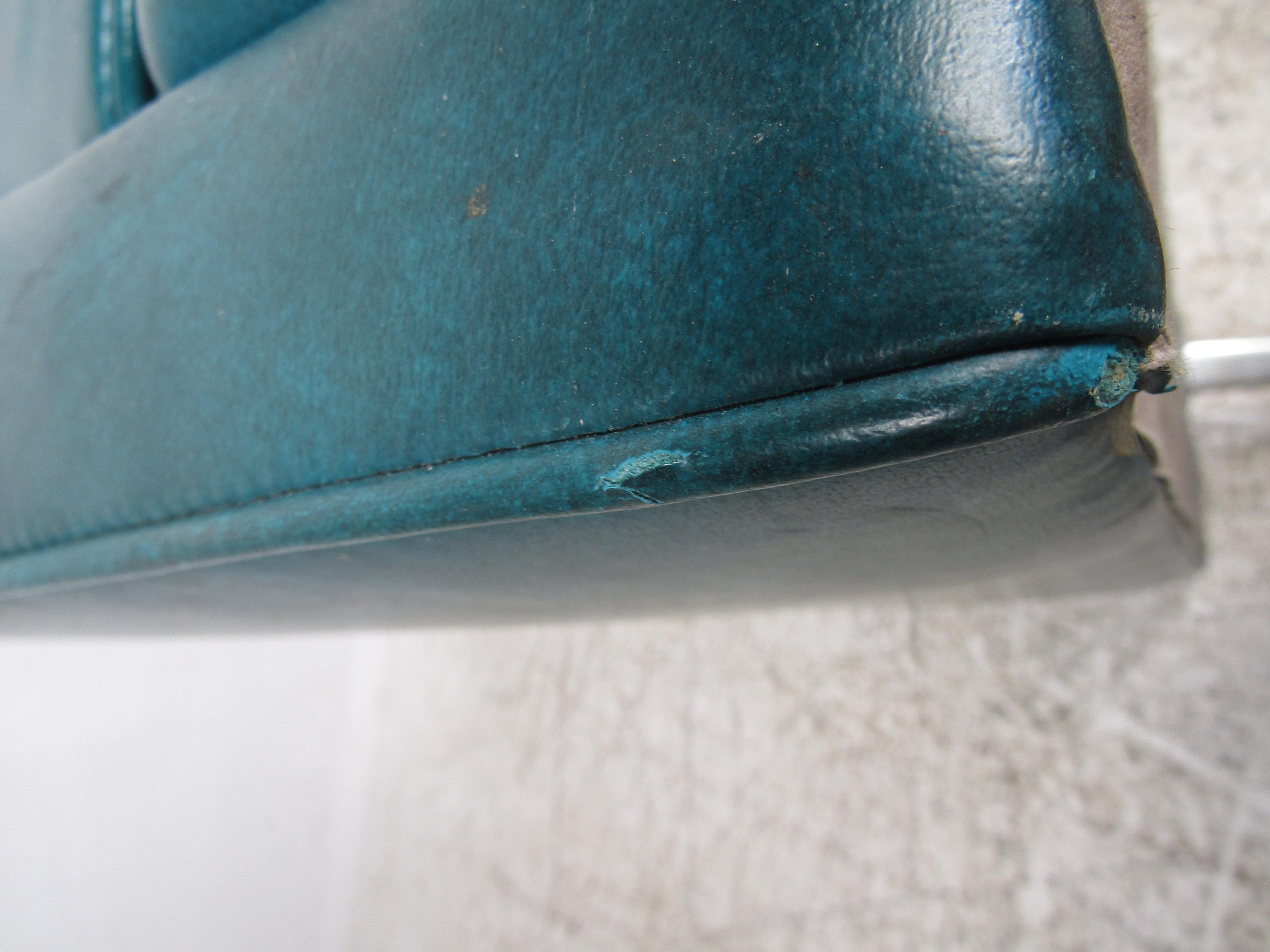 Magnifique chaise longue en vinyle vert:: moderne et vintage 8