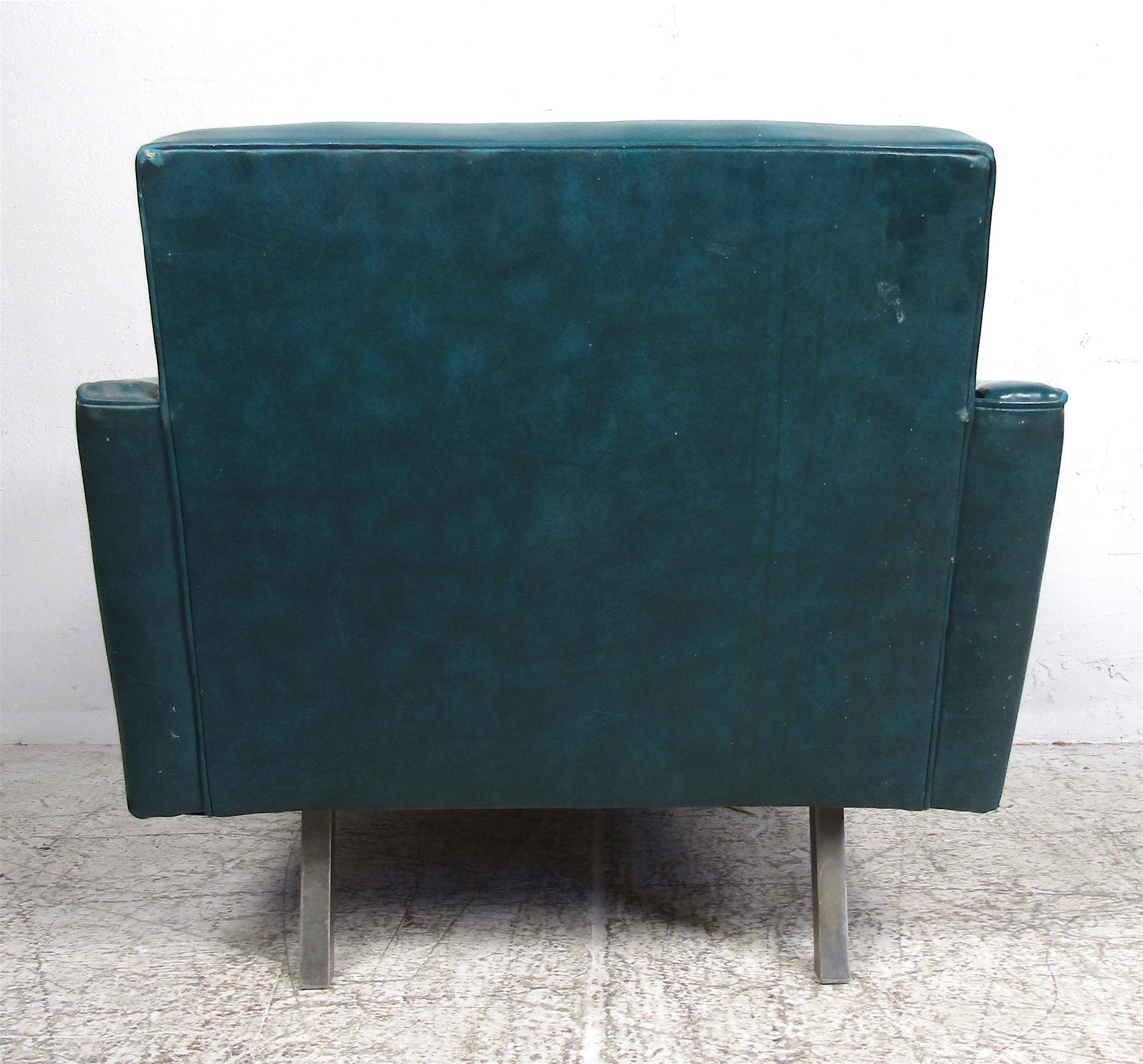 Milieu du XXe siècle Magnifique chaise longue en vinyle vert:: moderne et vintage