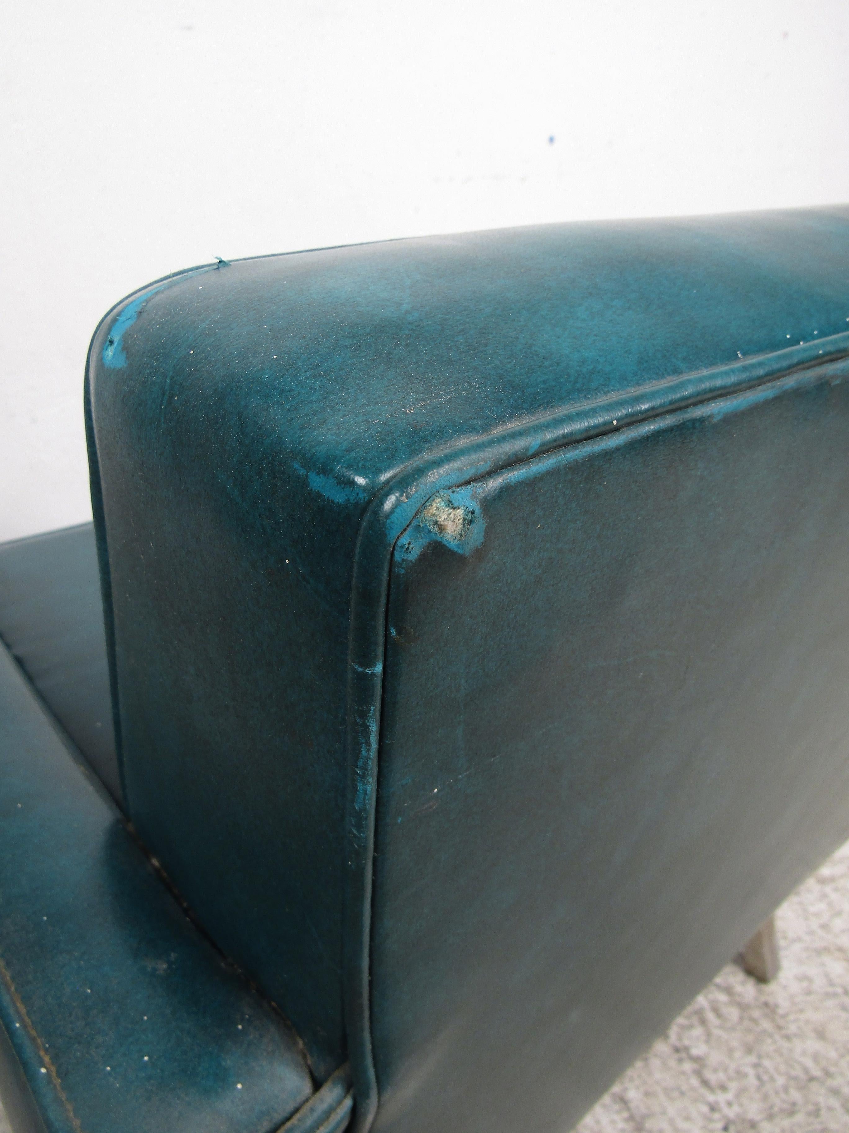 Imitation cuir Magnifique chaise longue en vinyle vert:: moderne et vintage
