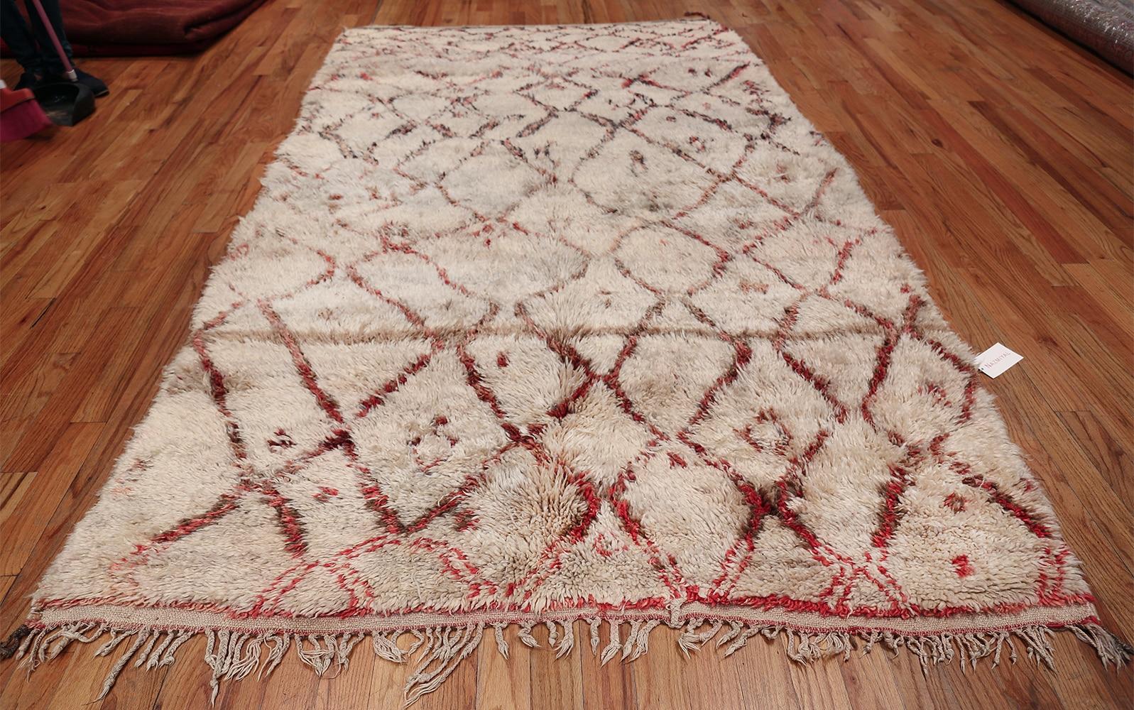 Nazmiyal Collection Vintage Moroccan Rug.6 ft 2 in x 10 ft 5 in For Sale 1