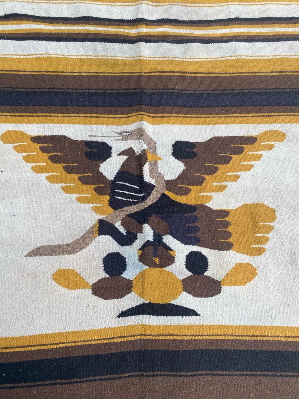 Belle tapisserie sud-américaine du milieu du siècle dernier avec un magnifique motif d'aigle et des couleurs brunes et jaunes, entièrement tissée à la main avec de la laine sur une base de coton.

✨✨✨
