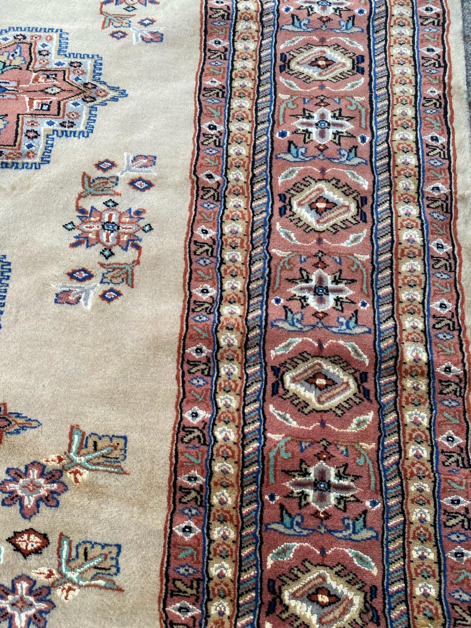 Il bellissimo tappeto pakistano vintage di Bobyrug in vendita 3