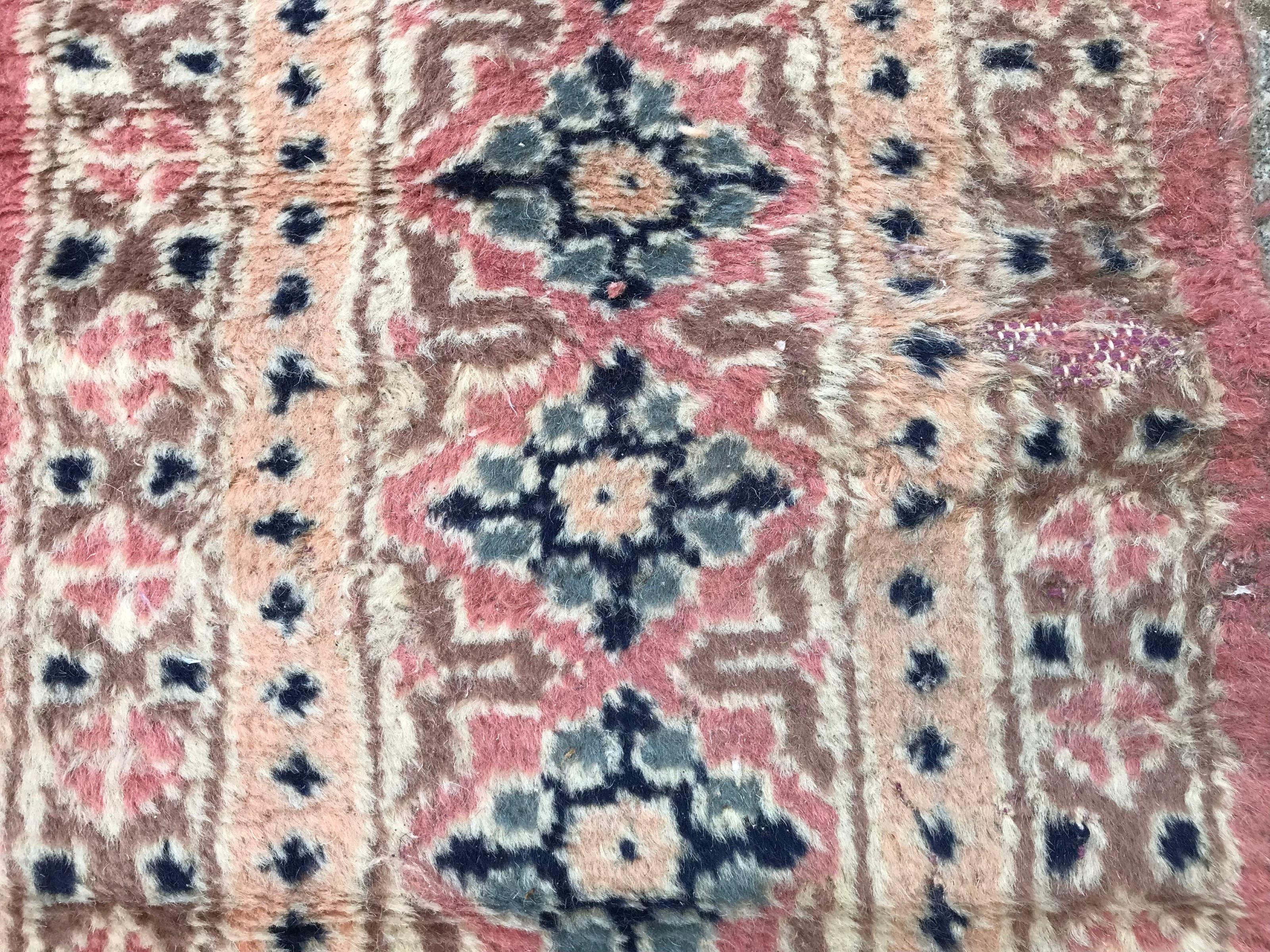 Schöner Pakistanischer Teppich im Vintage-Stil im Angebot 5