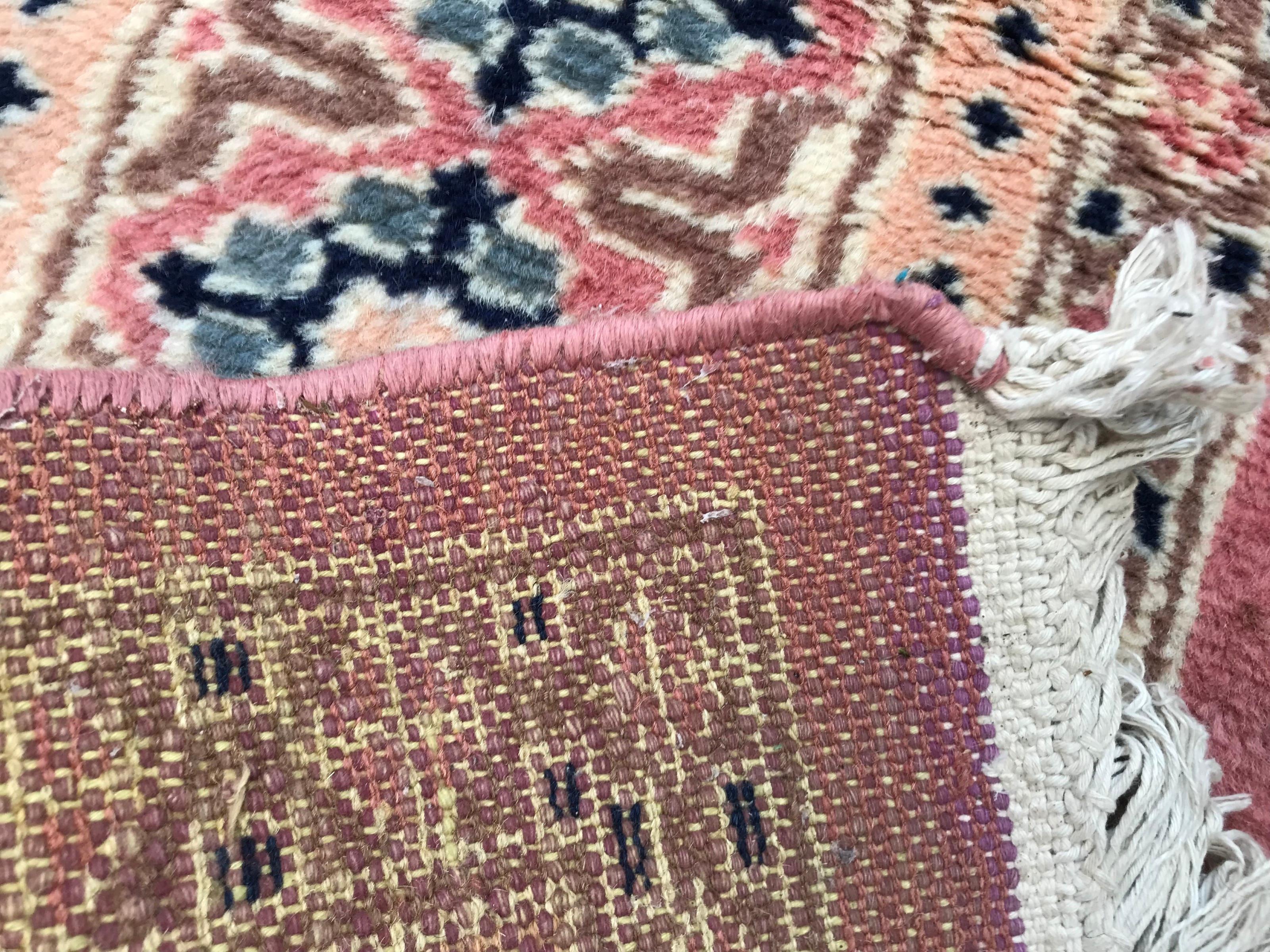 Schöner Pakistanischer Teppich im Vintage-Stil im Angebot 6