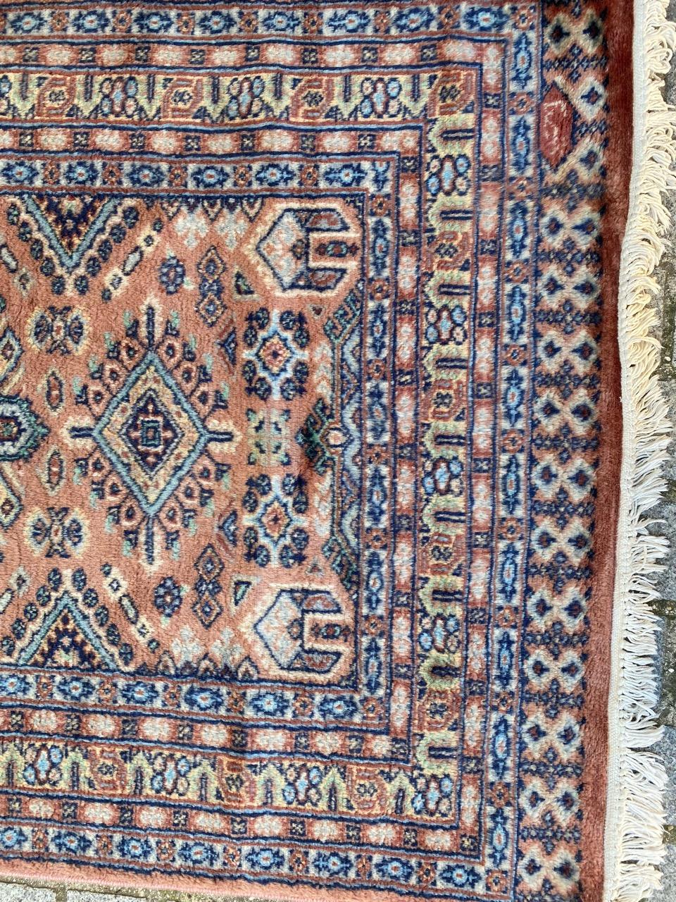 Schöner Teppich aus der Mitte des Jahrhunderts mit schönem geometrischem Muster und schönen Farben, komplett handgeknüpft mit Wollsamt auf Baumwollbasis.

✨✨✨
