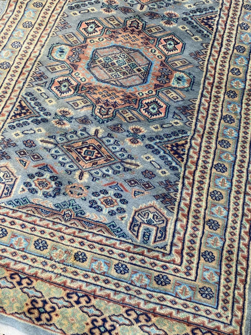 Joli tapis du milieu du siècle avec un beau design géométrique et de belles couleurs, entièrement noué à la main avec du velours de laine sur une base de coton.

✨✨✨
