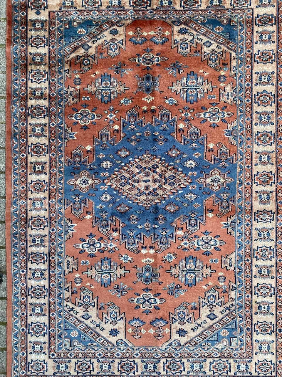 Schöner Teppich aus der Mitte des Jahrhunderts mit schönem geometrischem Design und schönen Farben, komplett handgeknüpft mit Wollsamt auf Baumwollbasis.

✨✨✨
