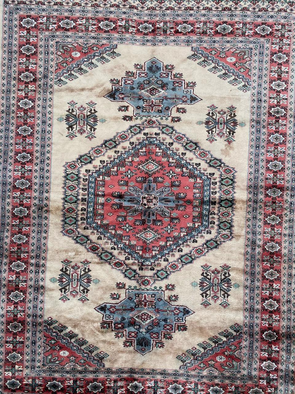 Schöner Teppich aus der Mitte des Jahrhunderts mit schönem geometrischem Muster und schönen Farben, komplett handgeknüpft mit Wolle und Seidensamt auf Baumwollbasis.

✨✨✨
