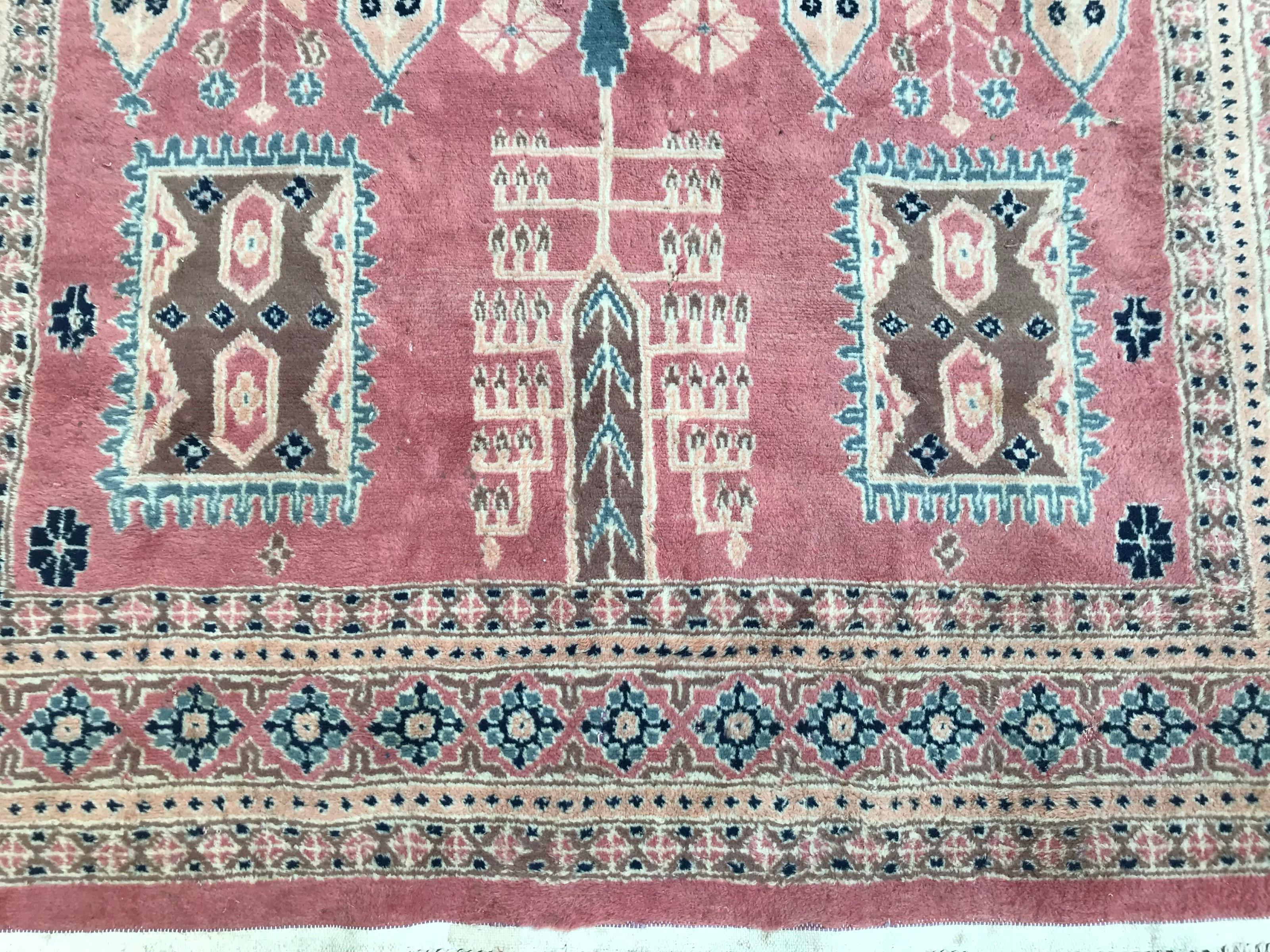 Agra Beautiful Vintage Pakistani Rug For Sale