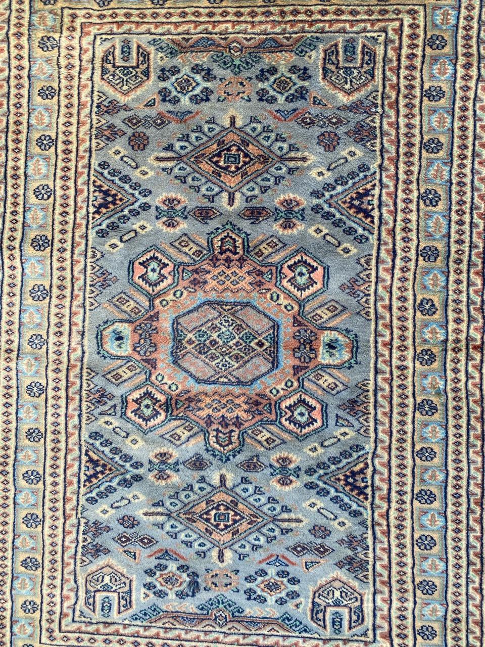 Tribal Le magnifique tapis pakistanais vintage de Bobyrug en vente