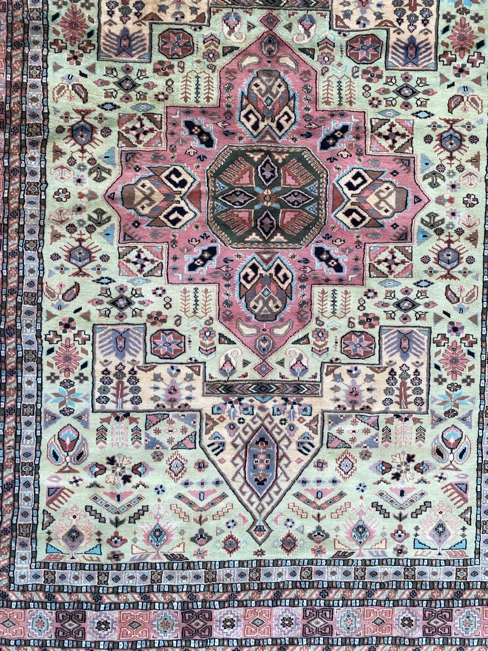 Bobyrugs schöner pakistanischer Vintage-Teppich (Tabriz) im Angebot