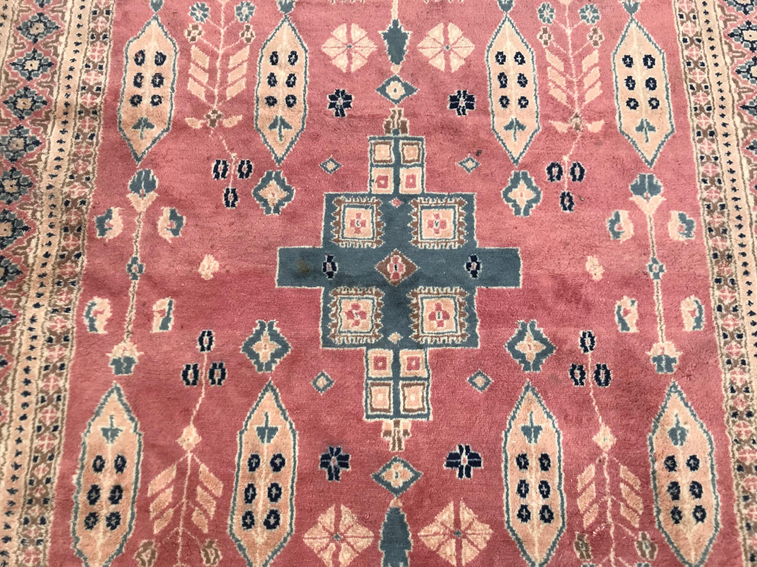 Schöner Pakistanischer Teppich im Vintage-Stil (Handgeknüpft) im Angebot