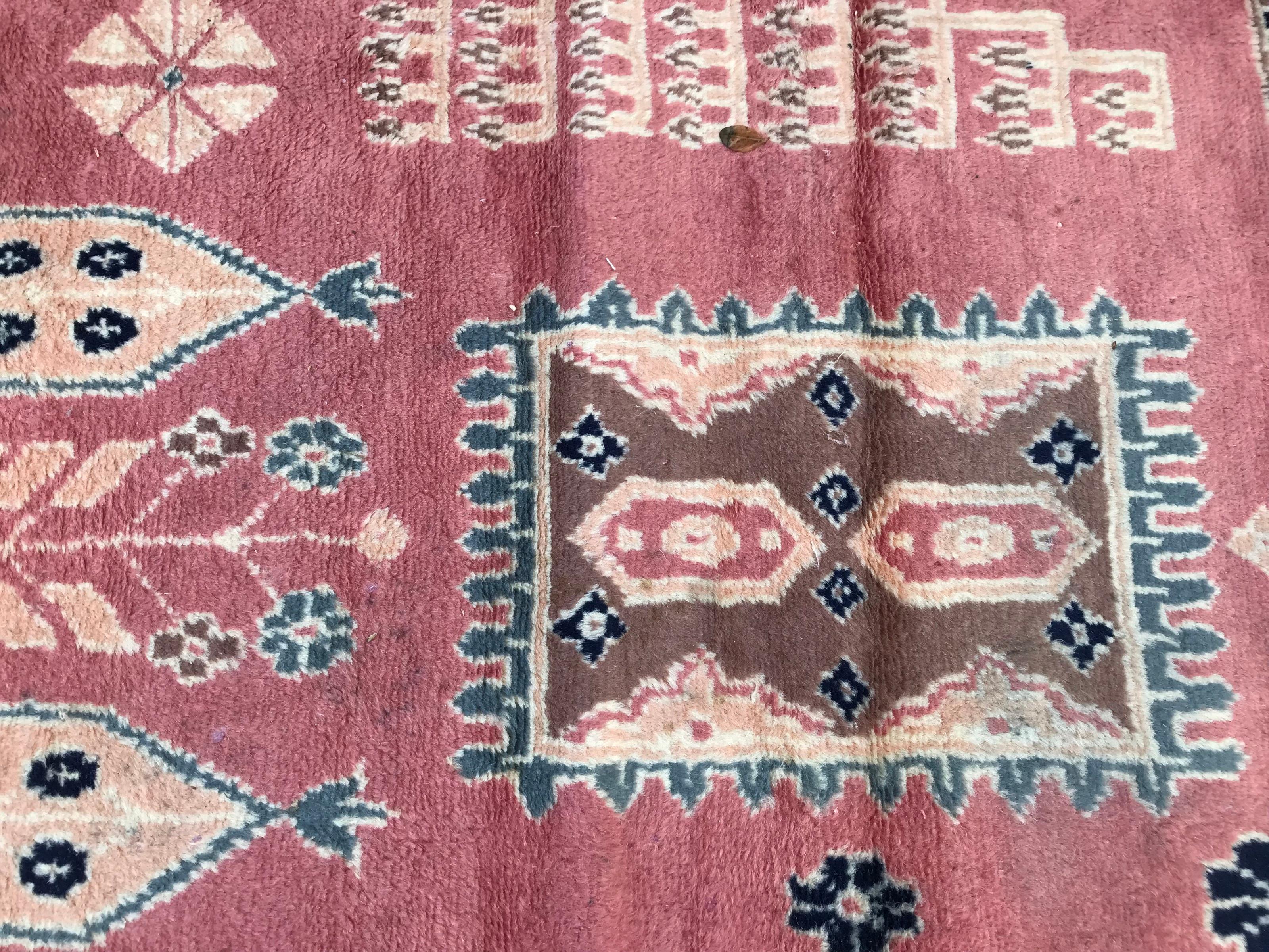Schöner Pakistanischer Teppich im Vintage-Stil (Wolle) im Angebot