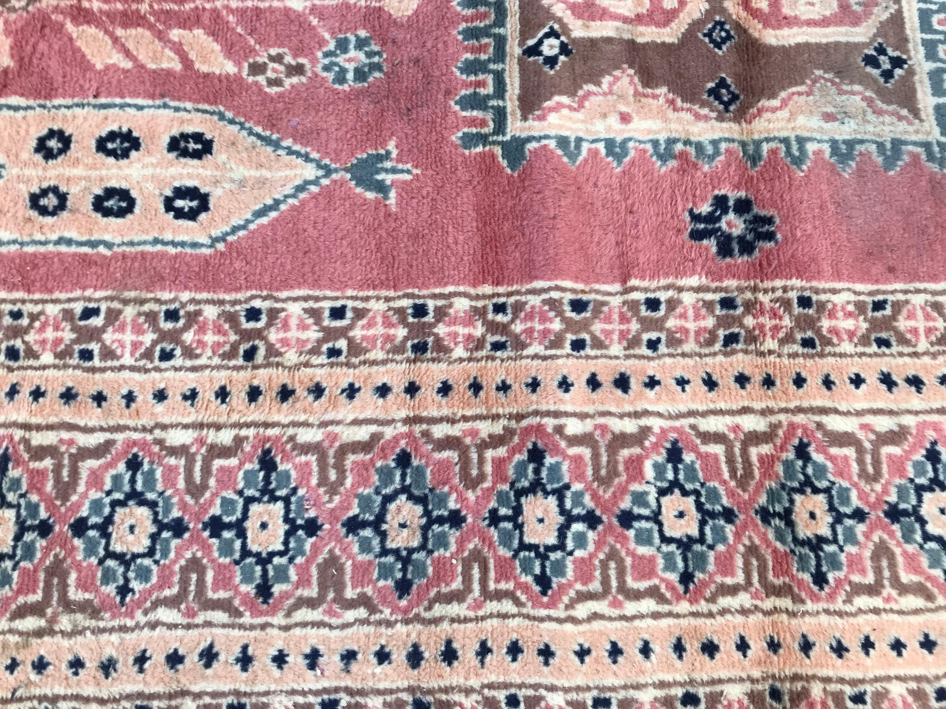 Schöner Pakistanischer Teppich im Vintage-Stil im Angebot 1
