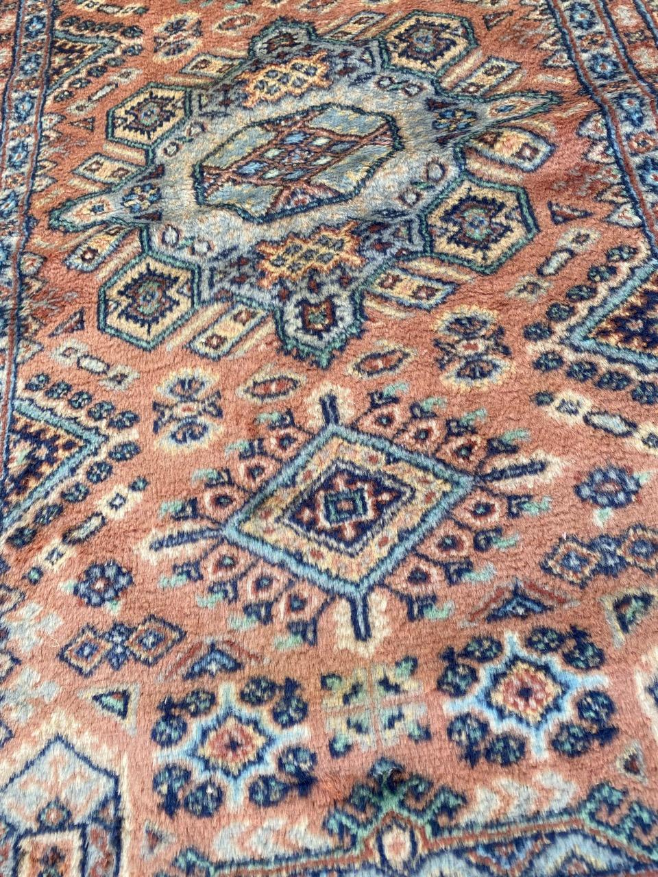 Coton Le magnifique tapis pakistanais vintage de Bobyrug en vente