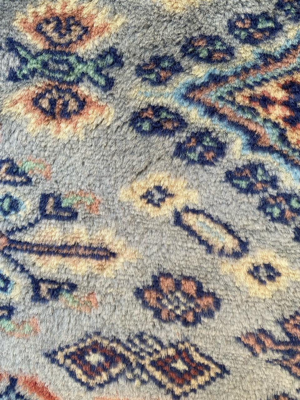 Le magnifique tapis pakistanais vintage de Bobyrug en vente 1