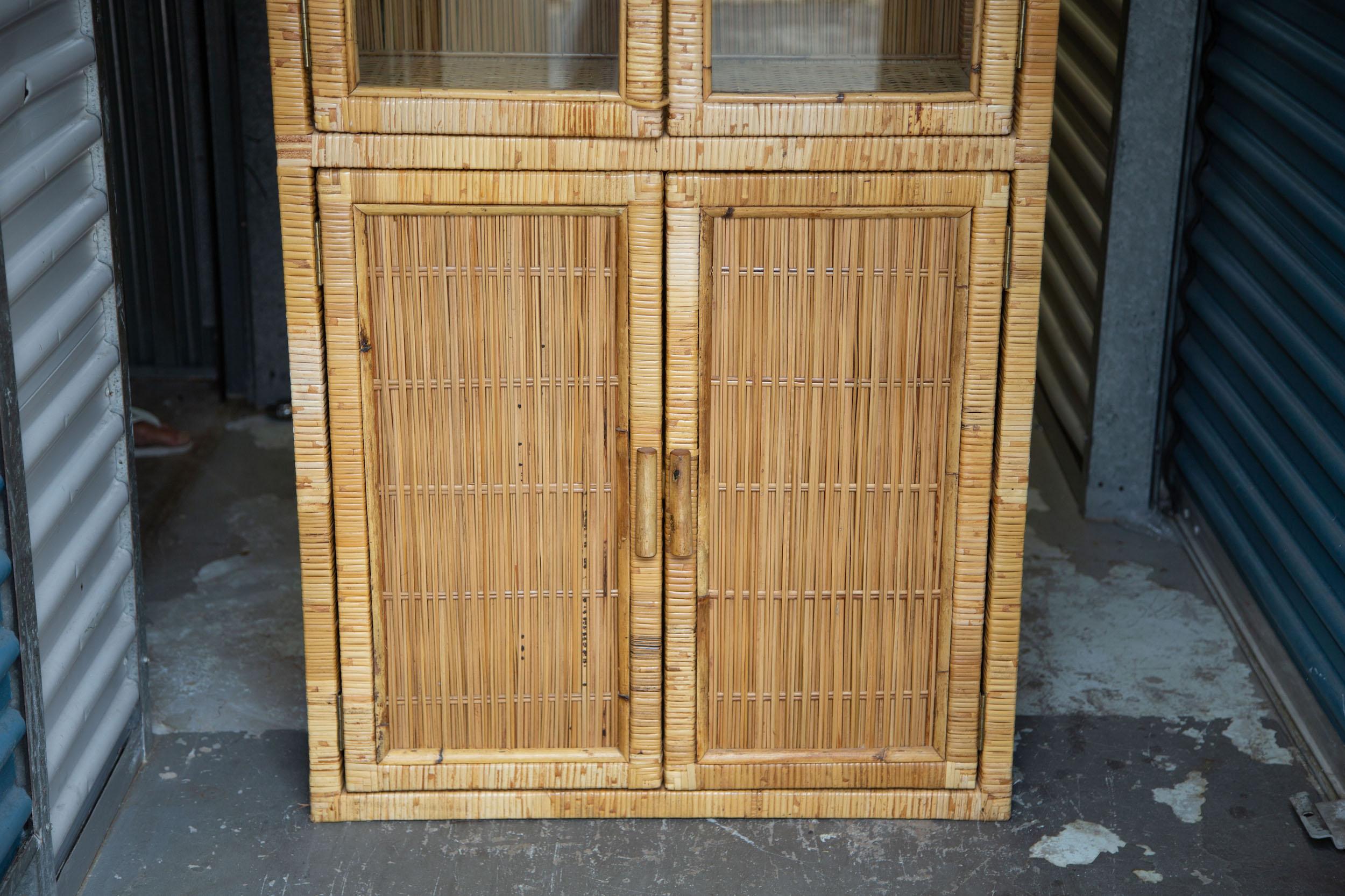 Schöne Vintage-Vitrine aus Rattan mit fünf Einlegeböden und vielen Details.