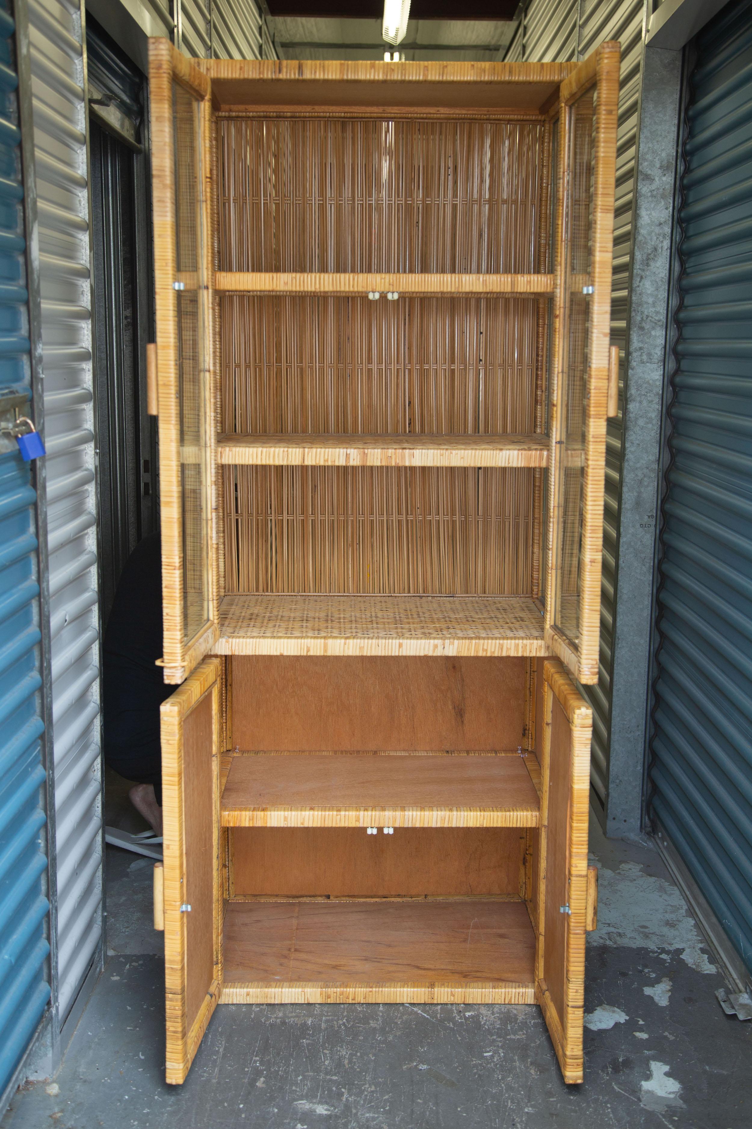 vitrinenschrank rattan
