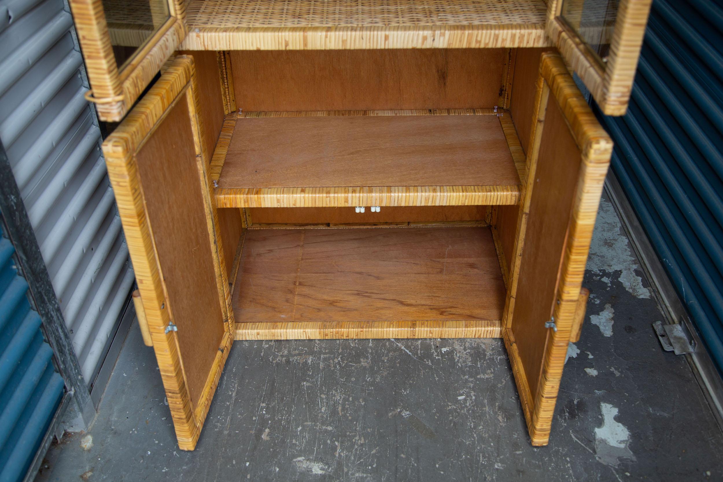Schöne Vintage Rattan Étagère Vitrine (Nordamerikanisch)