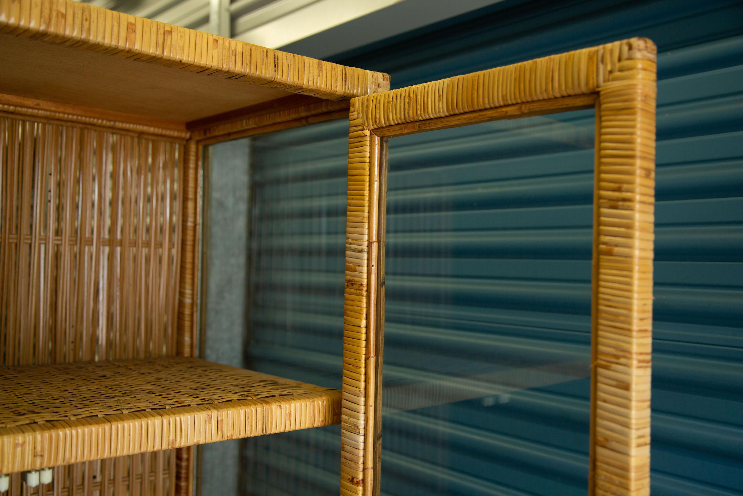 Schöne Vintage Rattan Étagère Vitrine im Zustand „Gut“ in West Palm Beach, FL