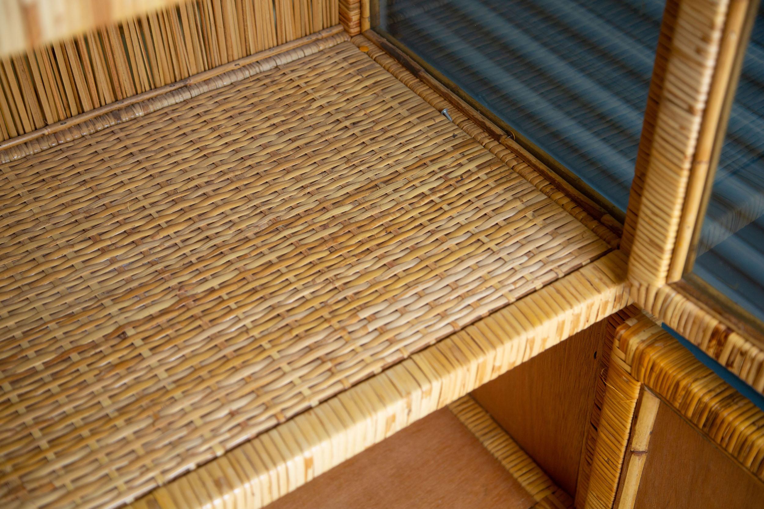 Schöne Vintage Rattan Étagère Vitrine (20. Jahrhundert)