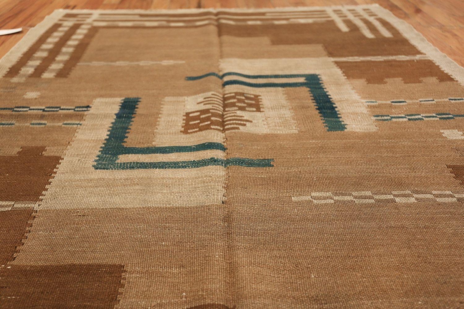 Vintage Scandinavian flat-woven Swedish Kilim rug, country of origin: Sweden, date: circa mid-20th century. Size: 5 ft 4 in x 7 ft 2 in (1.63 m x 2.18 m). 