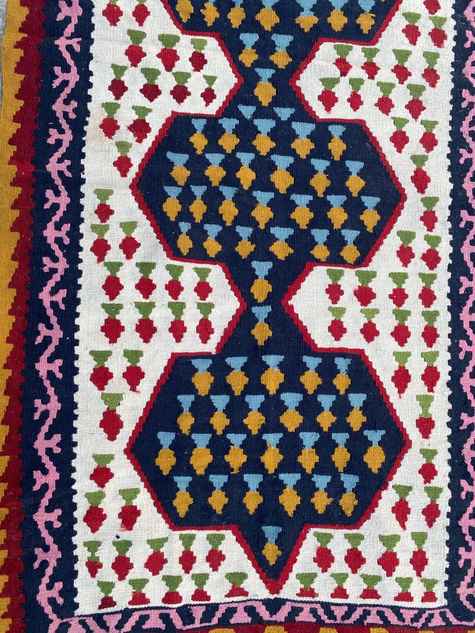 Schöner Vintage-Kilim mit schönem geometrischem Muster und schönen Farben, komplett handgewebt mit Wolle auf Baumwollbasis.