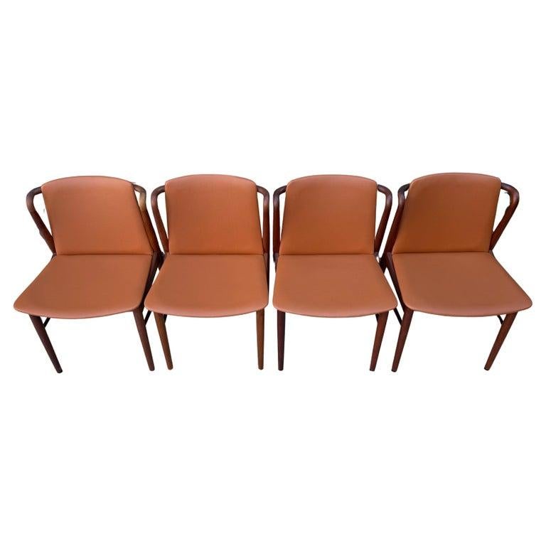 Schöner Vintage-Set aus 4 modernen dänischen Esszimmerstühlen aus Teakholz und Leder aus Teakholz (Dänisch) im Angebot
