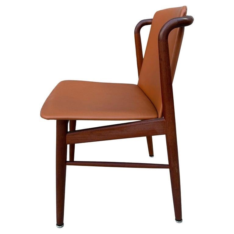 Schöner Vintage-Set aus 4 modernen dänischen Esszimmerstühlen aus Teakholz und Leder aus Teakholz (Mitte des 20. Jahrhunderts) im Angebot