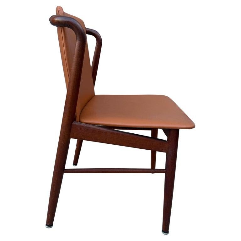 Schöner Vintage-Set aus 4 modernen dänischen Esszimmerstühlen aus Teakholz und Leder aus Teakholz im Angebot 1
