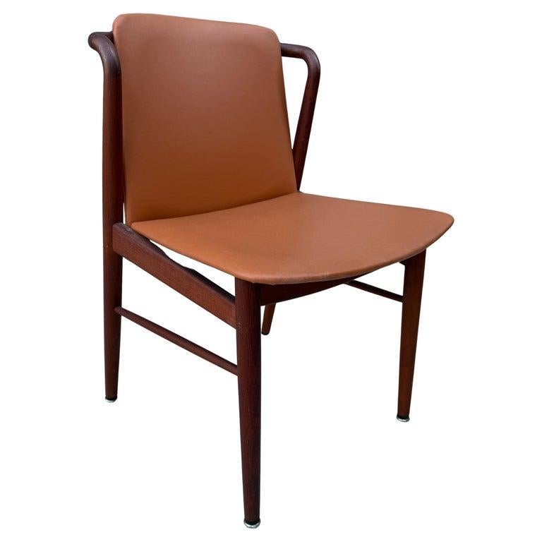 Schöner Vintage-Set aus 4 modernen dänischen Esszimmerstühlen aus Teakholz und Leder aus Teakholz im Angebot 2