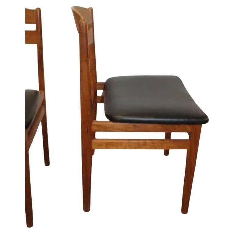 Set di 6 sedie da pranzo moderne danesi in teak con imbottitura nera. Sedie da pranzo danesi in teak massiccio marrone medio, pulite e pulite. Struttura a tasselli affusolati con schienale curvo. Un bel set di sedie da pranzo pronte per essere