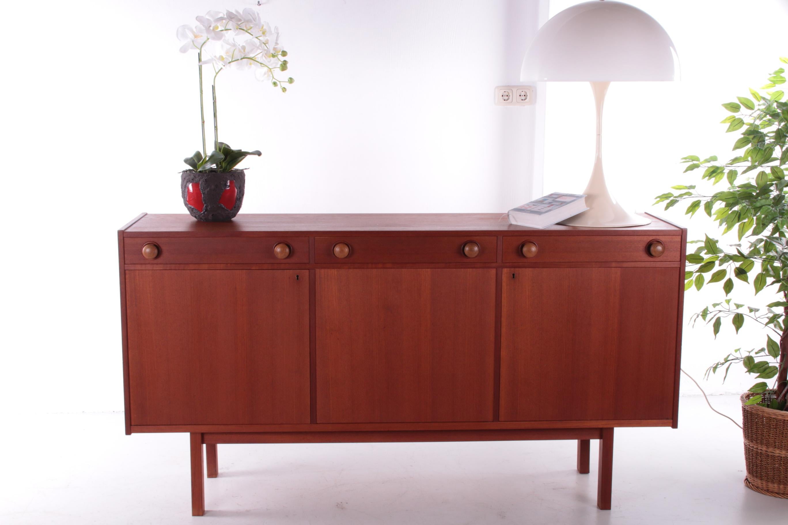 Beautiful Vintage Sideboard made in Sweden at Breox, 1960


Teak sideboard marked Breox with three doors and drawers. Interior decorated with white shelves.

Beautiful Vintage Sideboard made in Sweden at Breox, 1960.

Made of teak, the 2