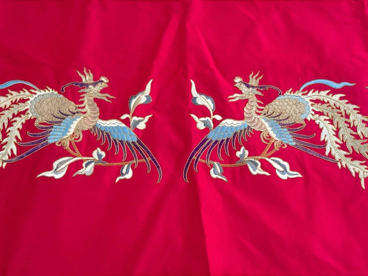 Nice mid century Chinese silk embroidery with beautiful design with two dragons and nice colours with a red background, entirely hand embroidered with silk and metal on silk foundation.

✨✨✨
