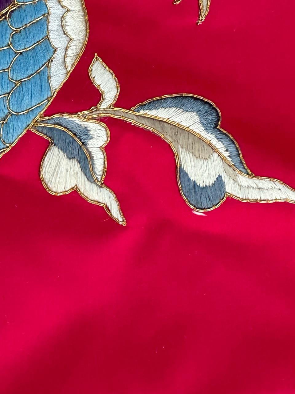 Beautiful Vintage silk and metal Chinese Embroidery dragon design For Sale 1