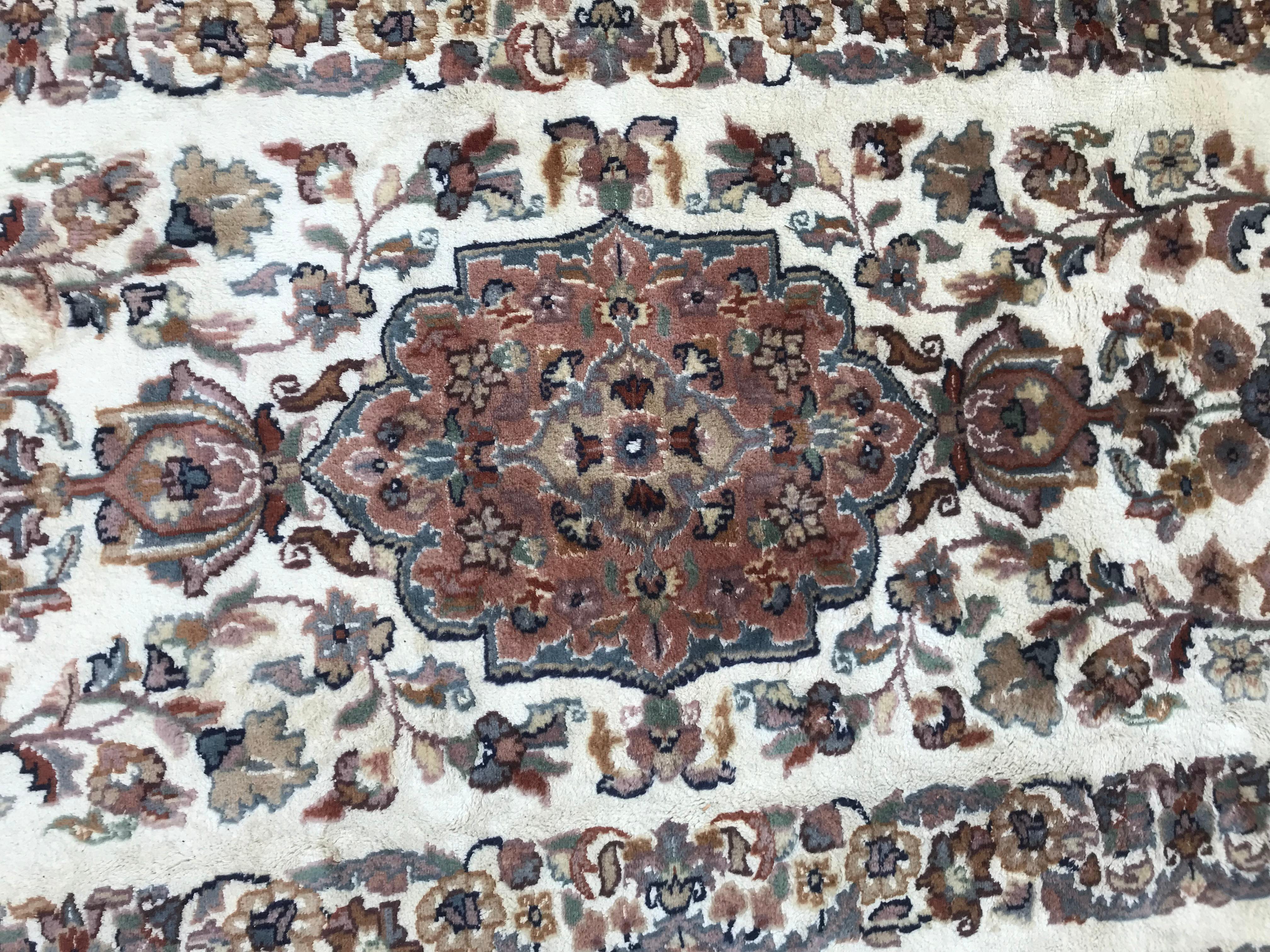 Contemporary silk and wool Pakistani rug, with light colors and patterns. Entirely hand knotted with wool and silk velvet on cotton foundation.