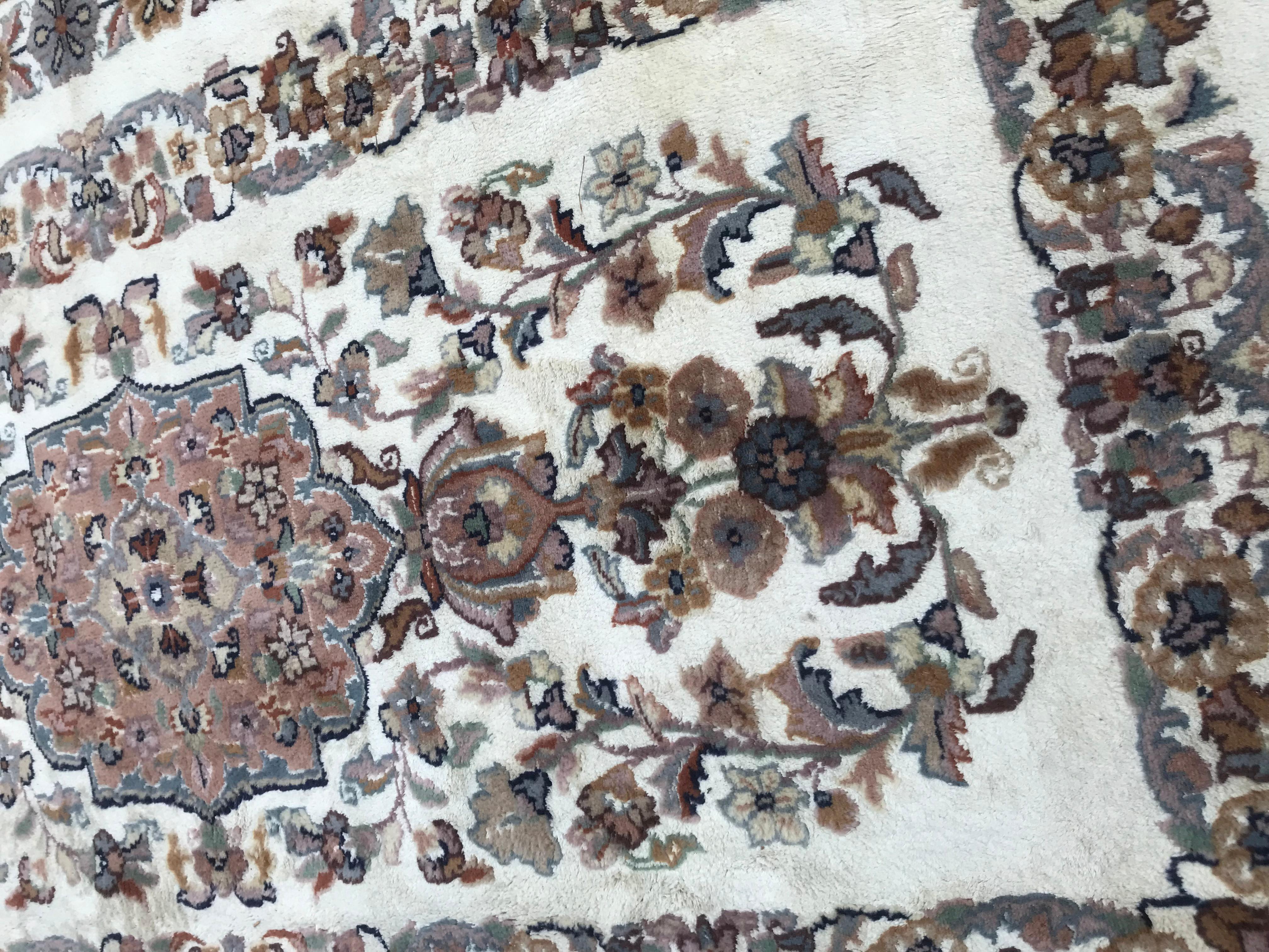 Beautiful Vintage Silk and Wool Pakistan Rug In Good Condition For Sale In Saint Ouen, FR