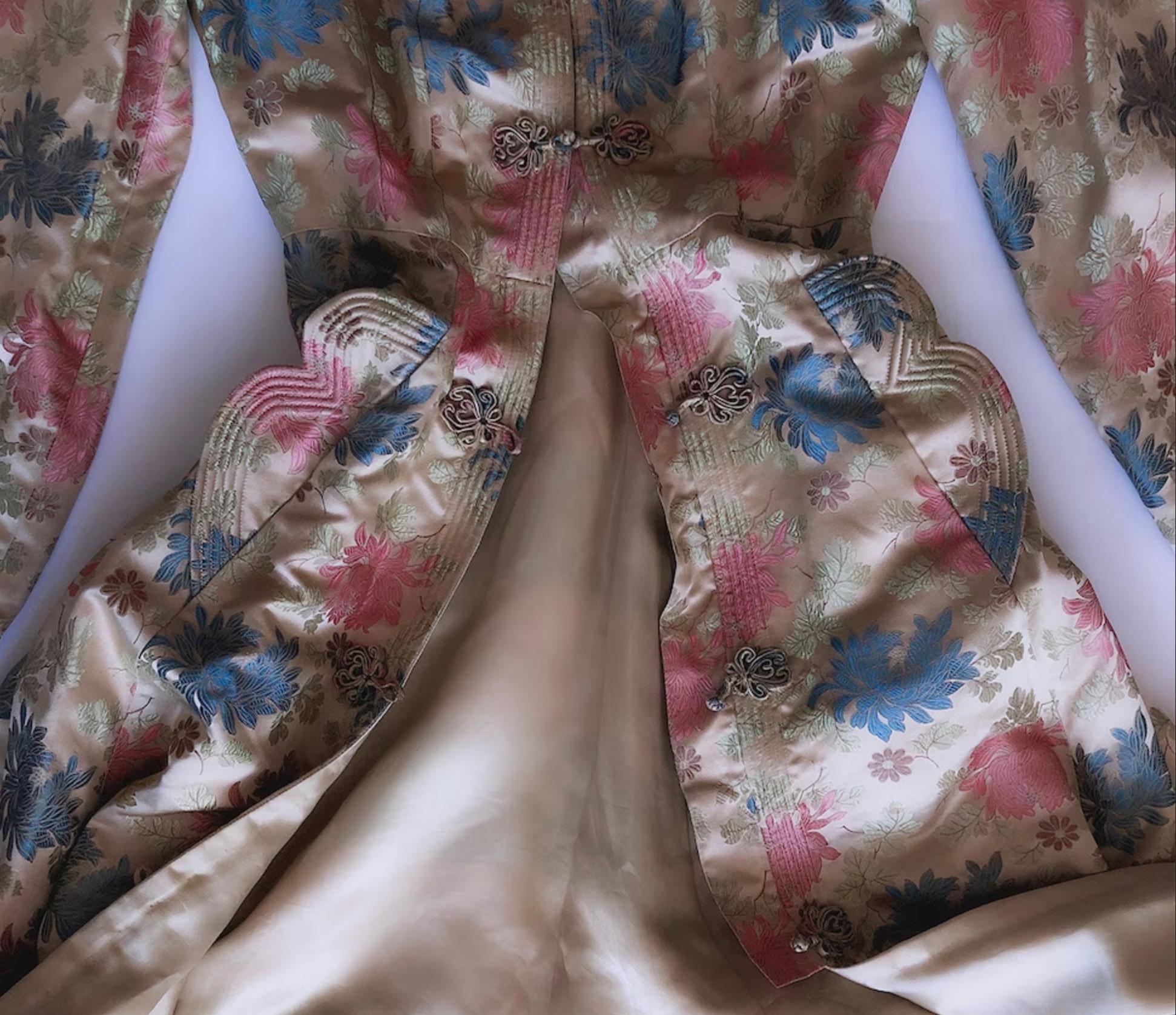 Schönes Vintage Seide Kimono Kleid 1950er Couture asiatischer Robe Mantel 40er 50er Jahre im Zustand „Gut“ im Angebot in Berlin, BE