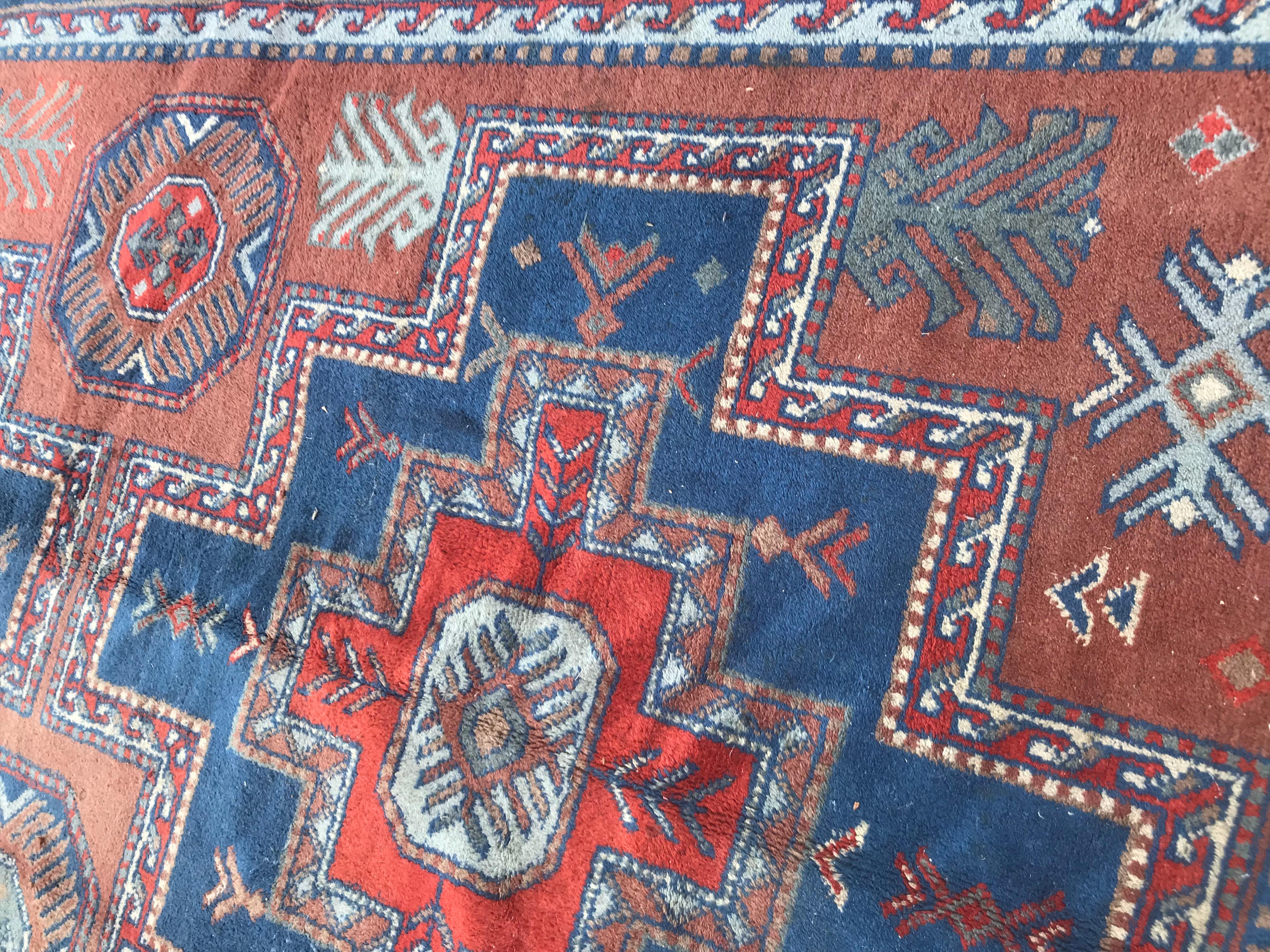 Schöner Vintage-Teppich im Kazak-Stil von Sinkiang im Zustand „Gut“ im Angebot in Saint Ouen, FR
