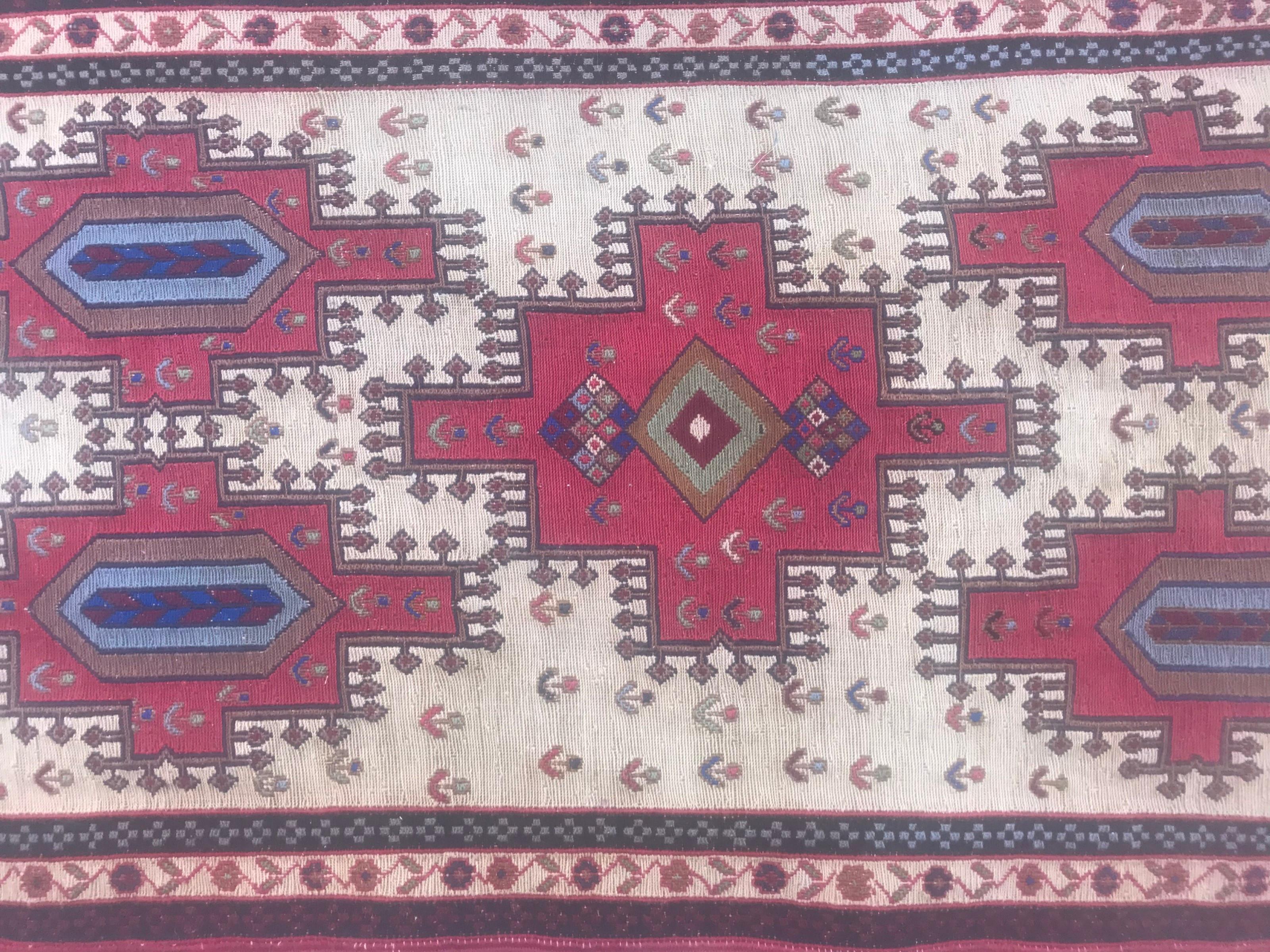 Découvrez l'élégance intemporelle de notre exquis tapis Shahsavand de la fin du XXe siècle. Orné d'un captivant motif géométrique tribal sur un champ blanc immaculé, ce chef-d'œuvre présente des teintes vibrantes de rouge, de bleu, de vert, d'orange